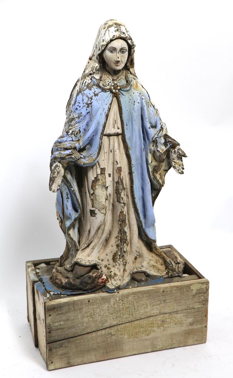 Statue en bois de la Vierge Marie, exquise et convaincante, peinte en polychromie. Bien exécuté et finement sculpté, nous pensons qu'il s'agit d'une pièce d'origine continentale ou américaine du 19e siècle. Etat intact à l'exception du collage des