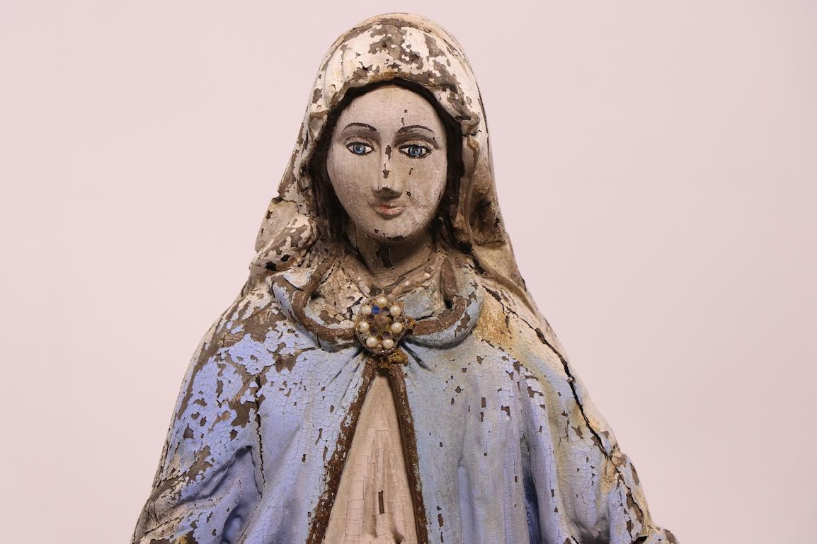 Geschnitzt Holz Polychrome Jungfrau Maria Statue im Zustand „Relativ gut“ im Angebot in New York, NY