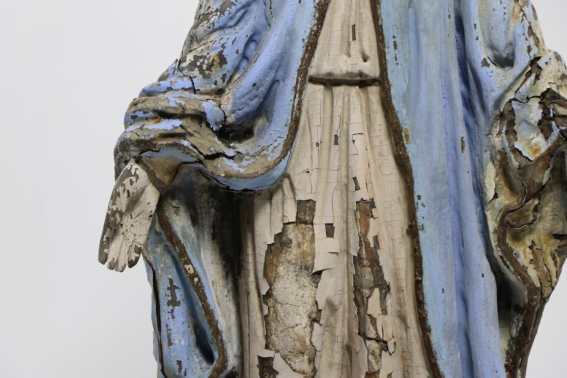 Artisanat Statue de la Vierge Marie polychrome en bois sculpté en vente