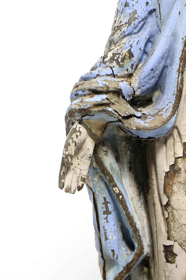 Espagnol Statue de la Vierge Marie polychrome en bois sculpté en vente