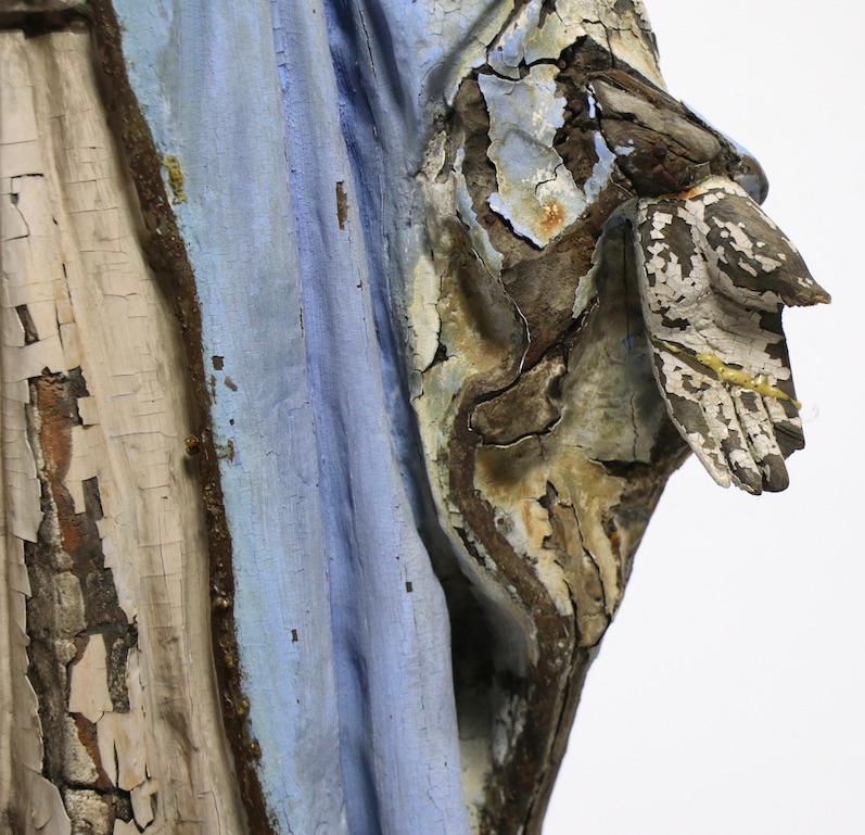 Statue de la Vierge Marie polychrome en bois sculpté État moyen - En vente à New York, NY