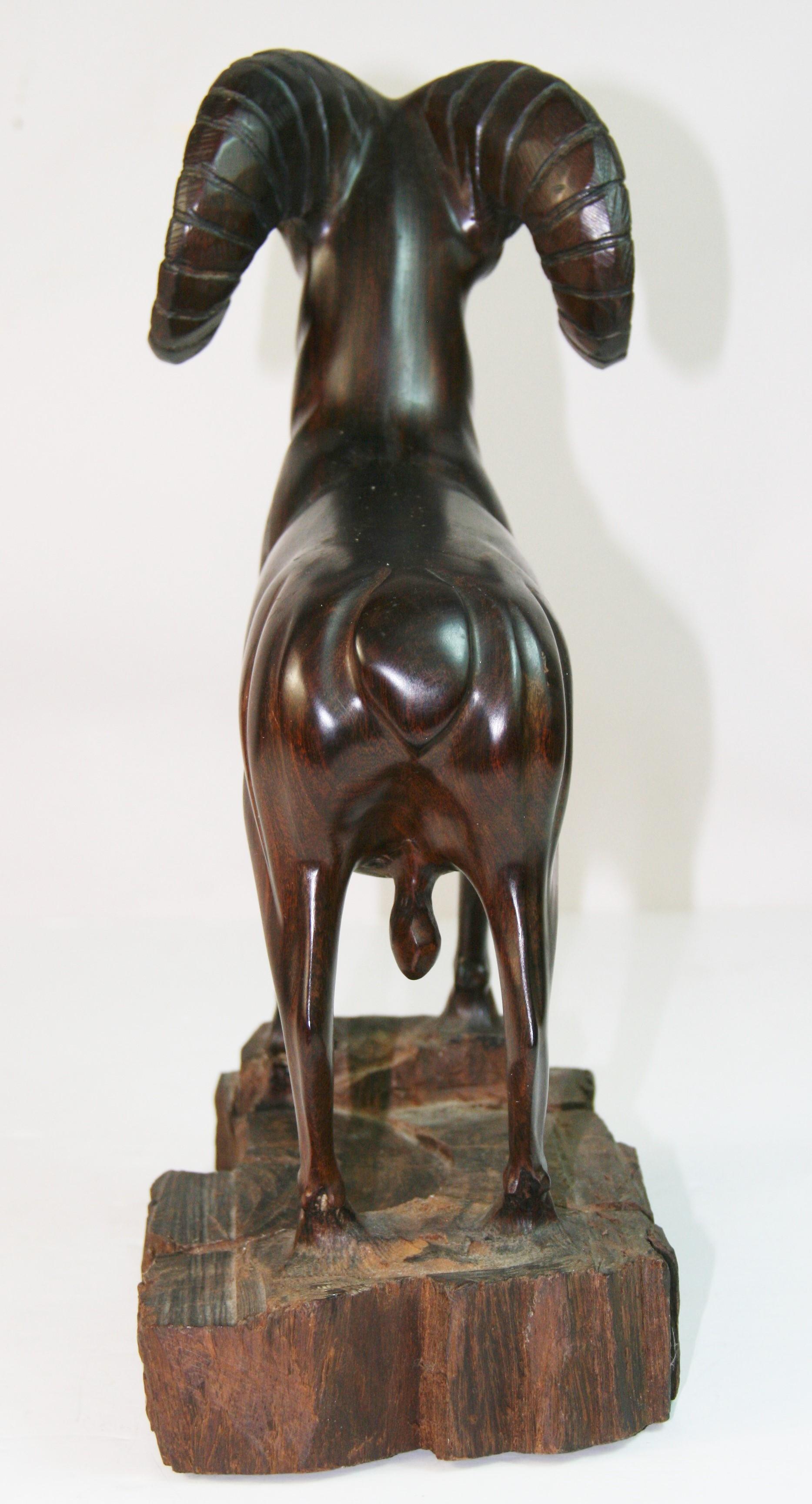 Escultura de carnero de madera tallada en venta 6