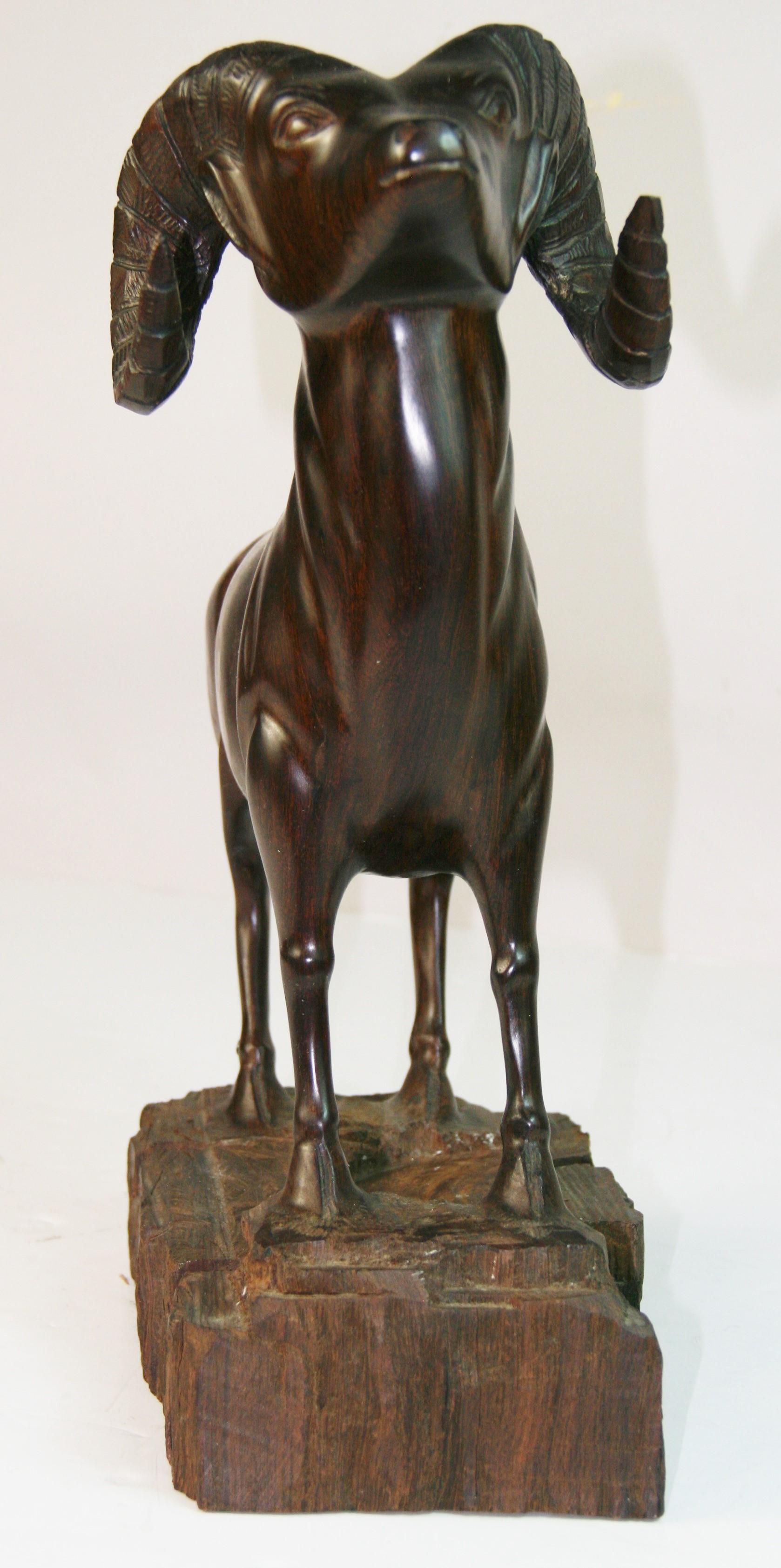 Escultura de carnero de madera tallada en venta 1