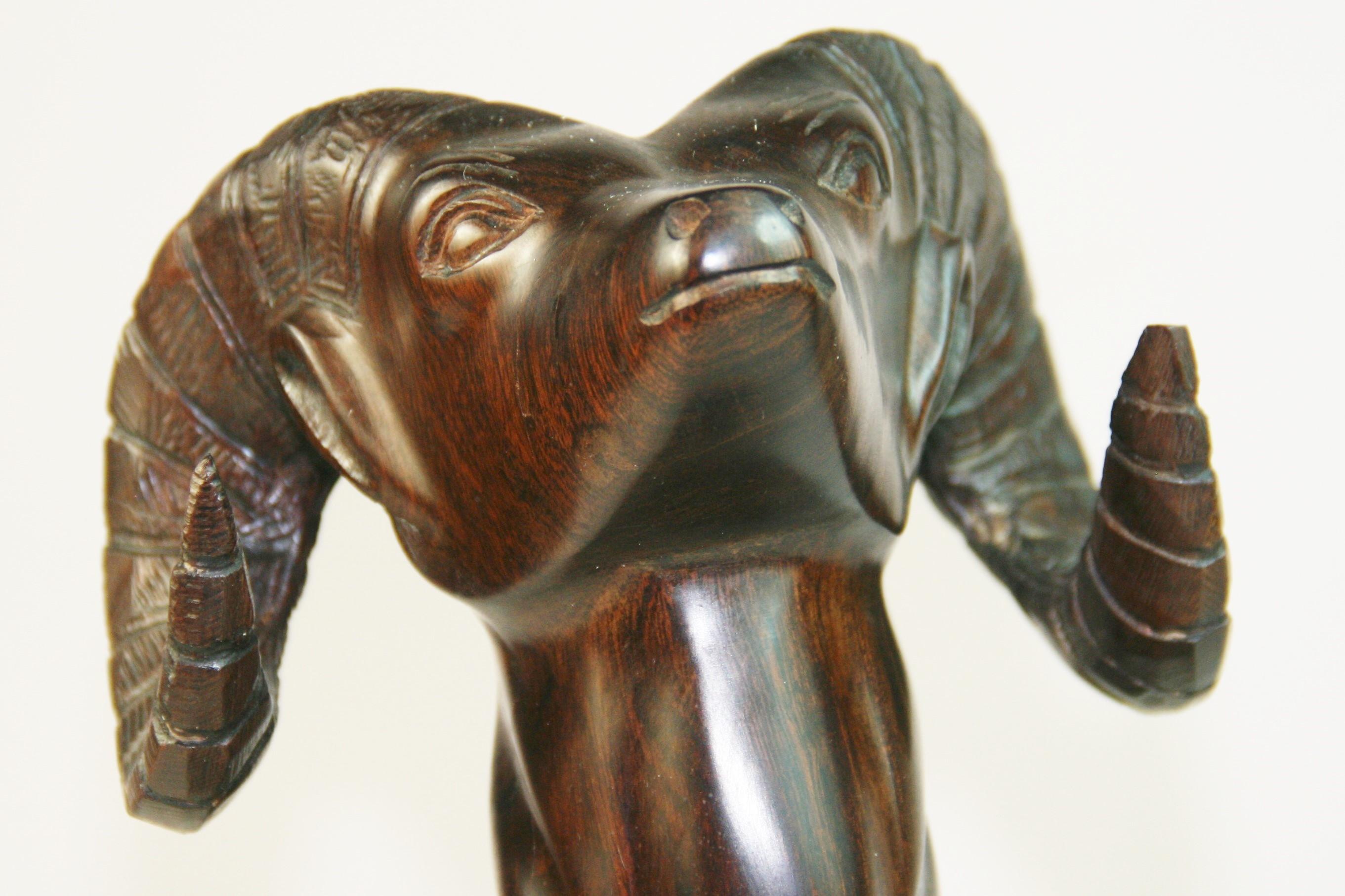 Escultura de carnero de madera tallada en venta 2