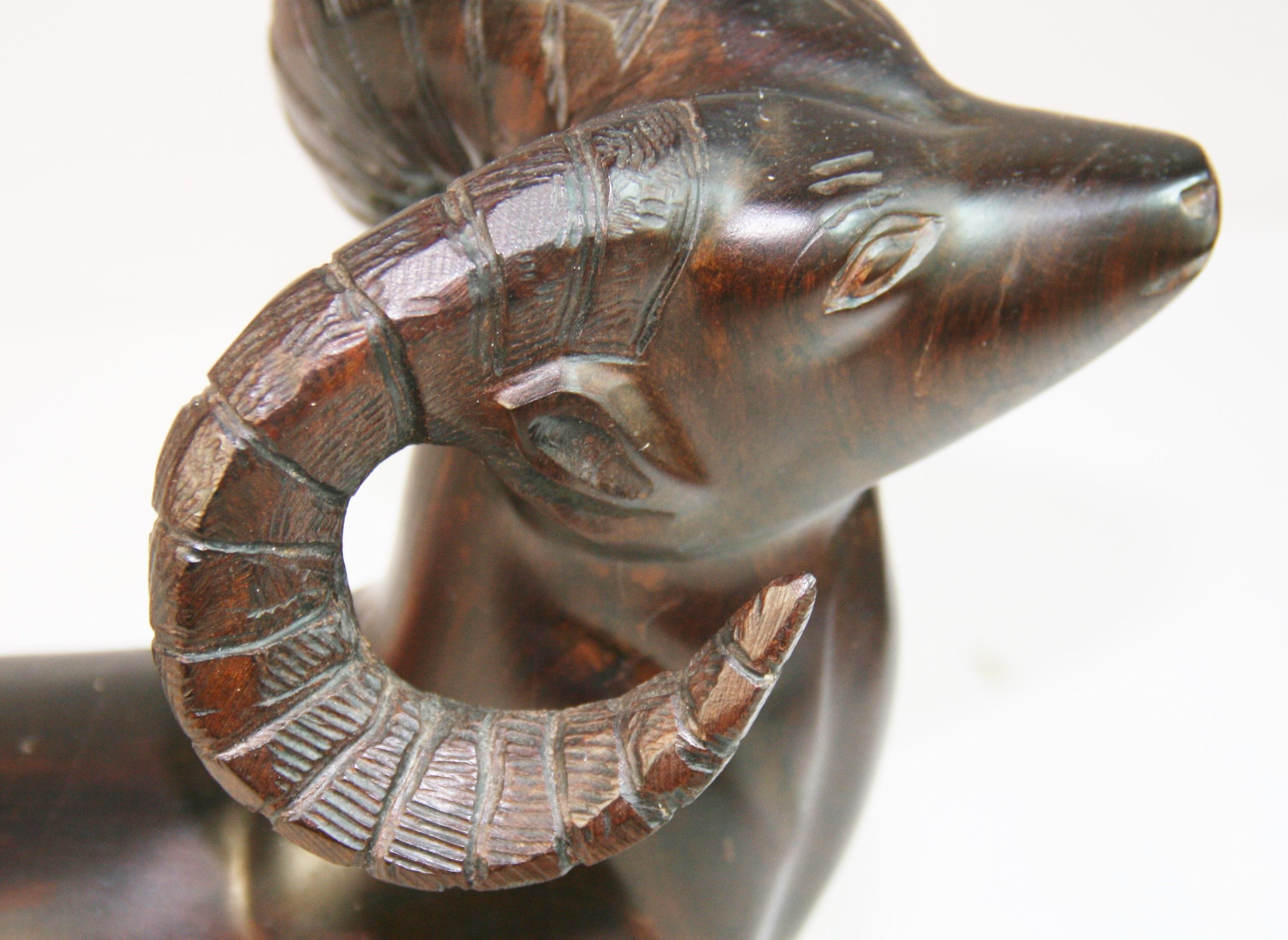 Escultura de carnero de madera tallada en venta 3