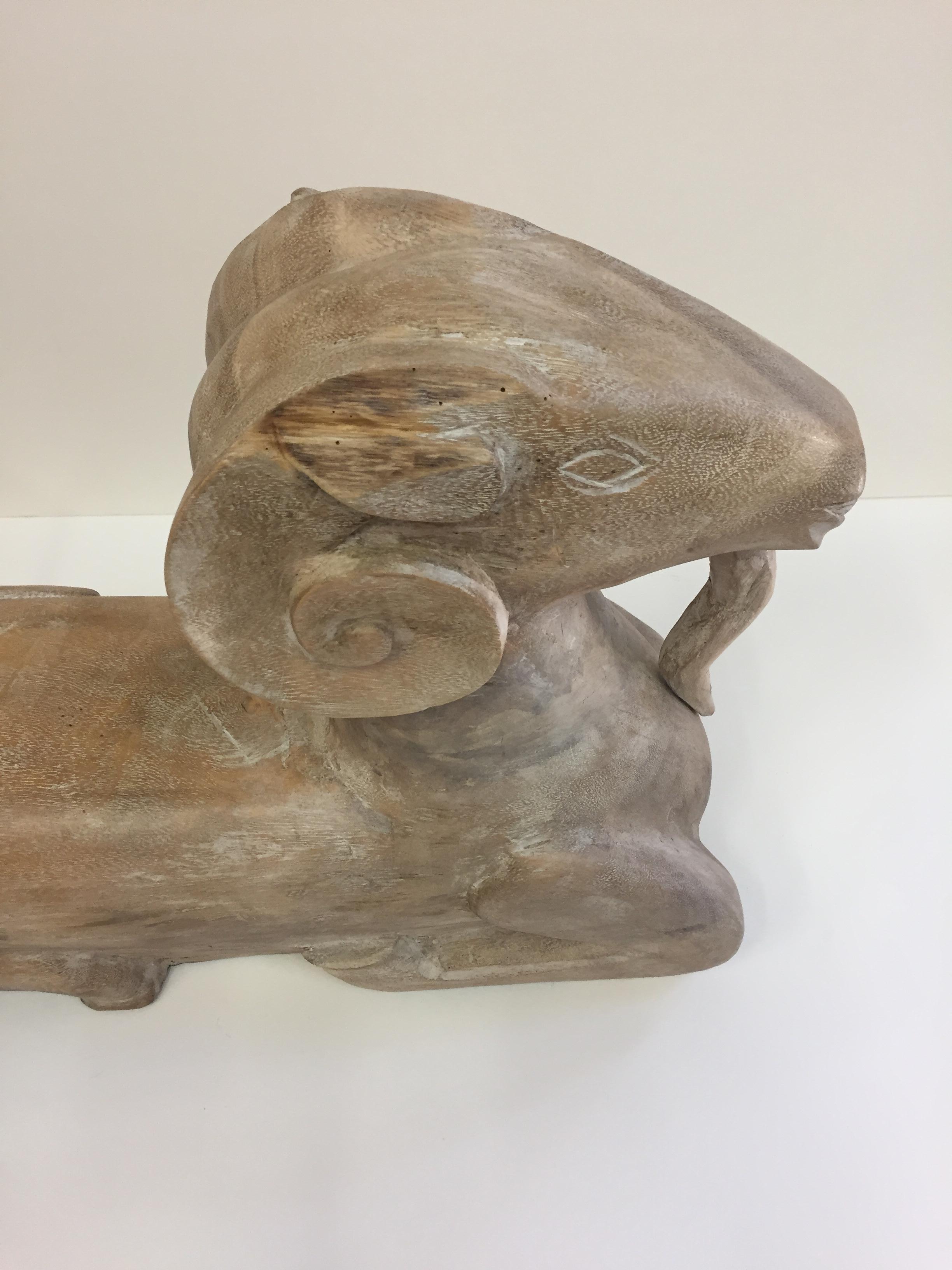 Fin du 20e siècle Sculpture de tête de bélier en bois sculpté