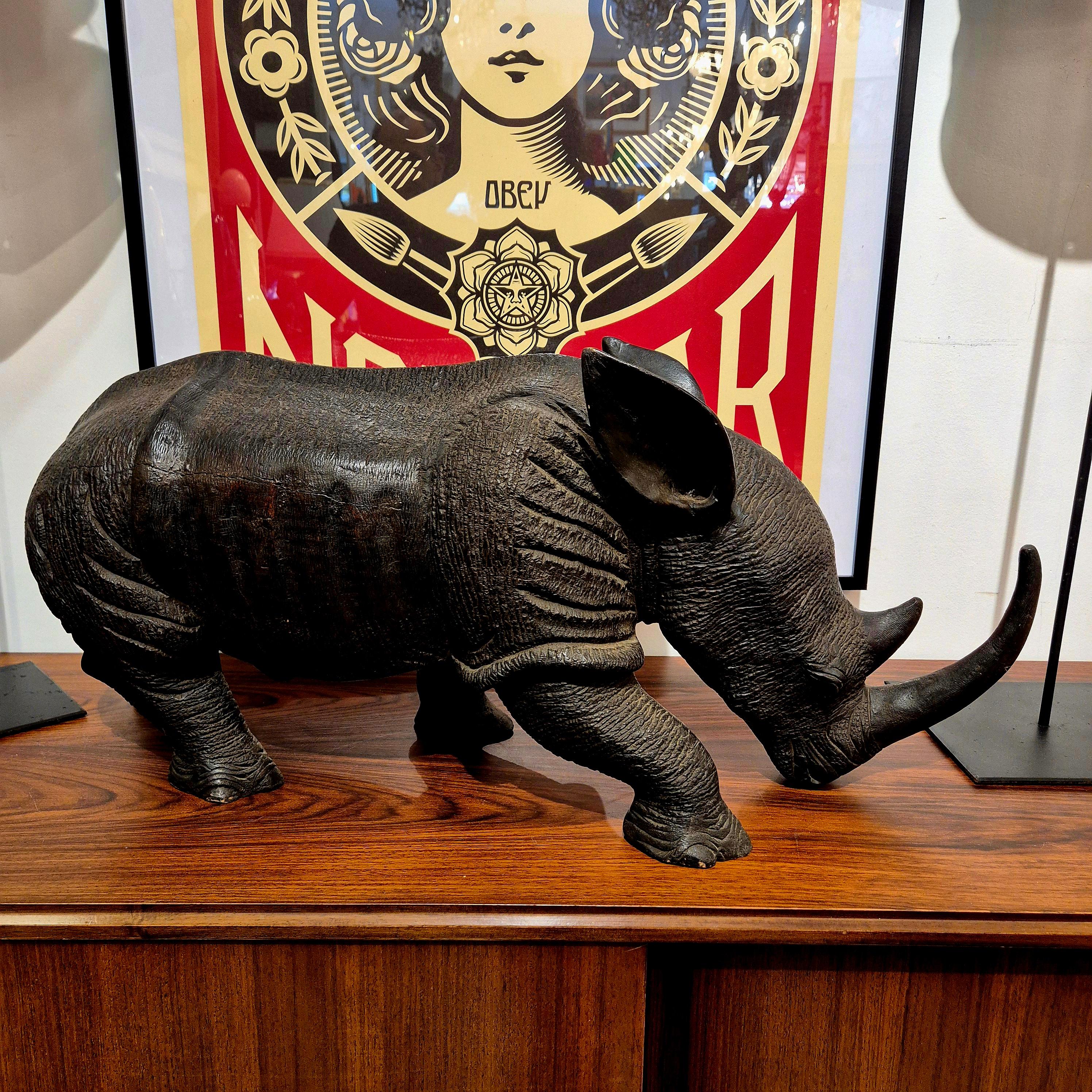 Superbe rhinocéros en bois massif sculpté : le travail de sculpture est en effet admirable par sa finesse et l’attention portée aux détails ; il présente également une magnifique patine brillante et douce à certains endroits. 

Une pièce de