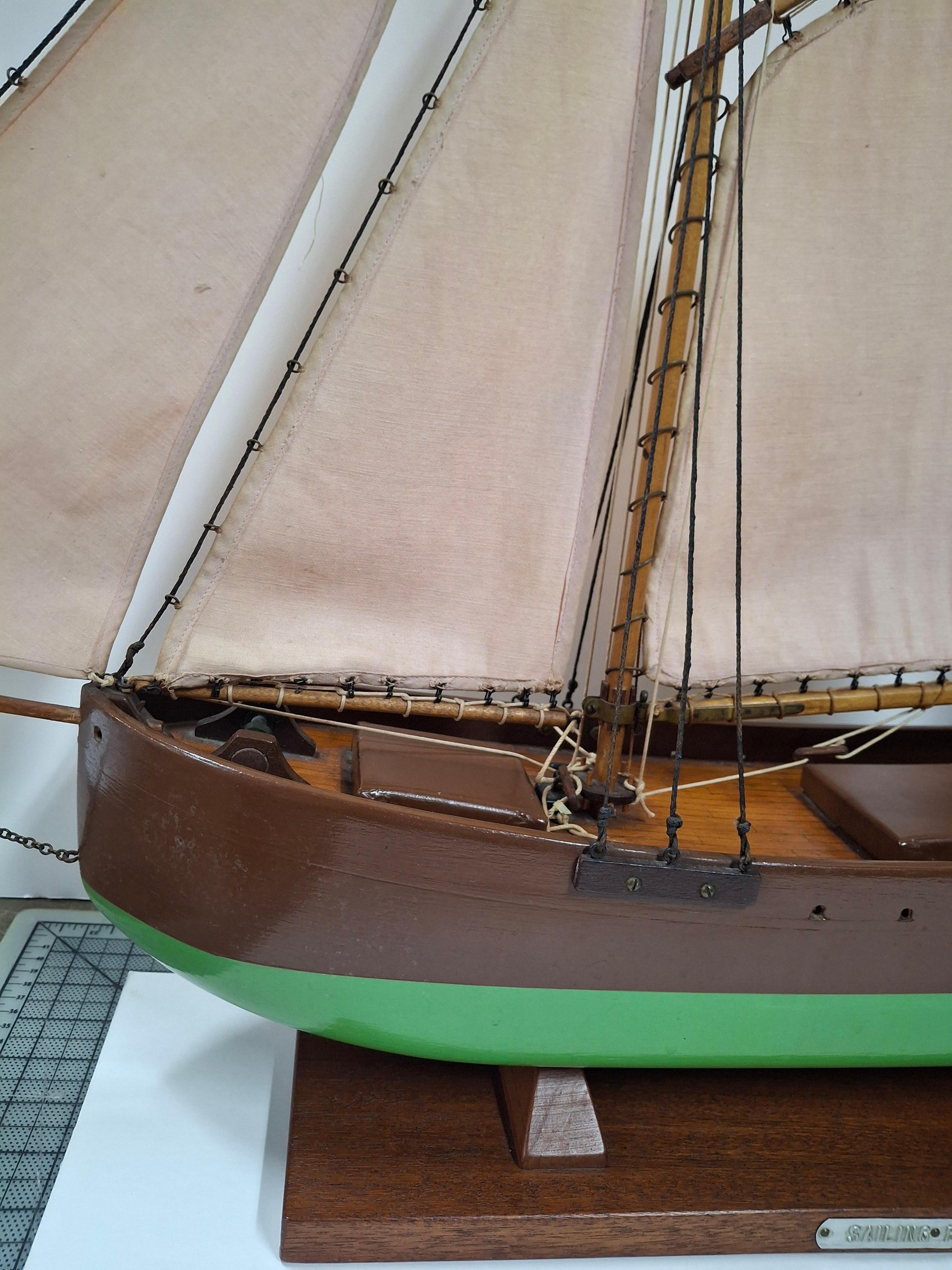 Legno Barca a vela in Wood intagliato in vendita