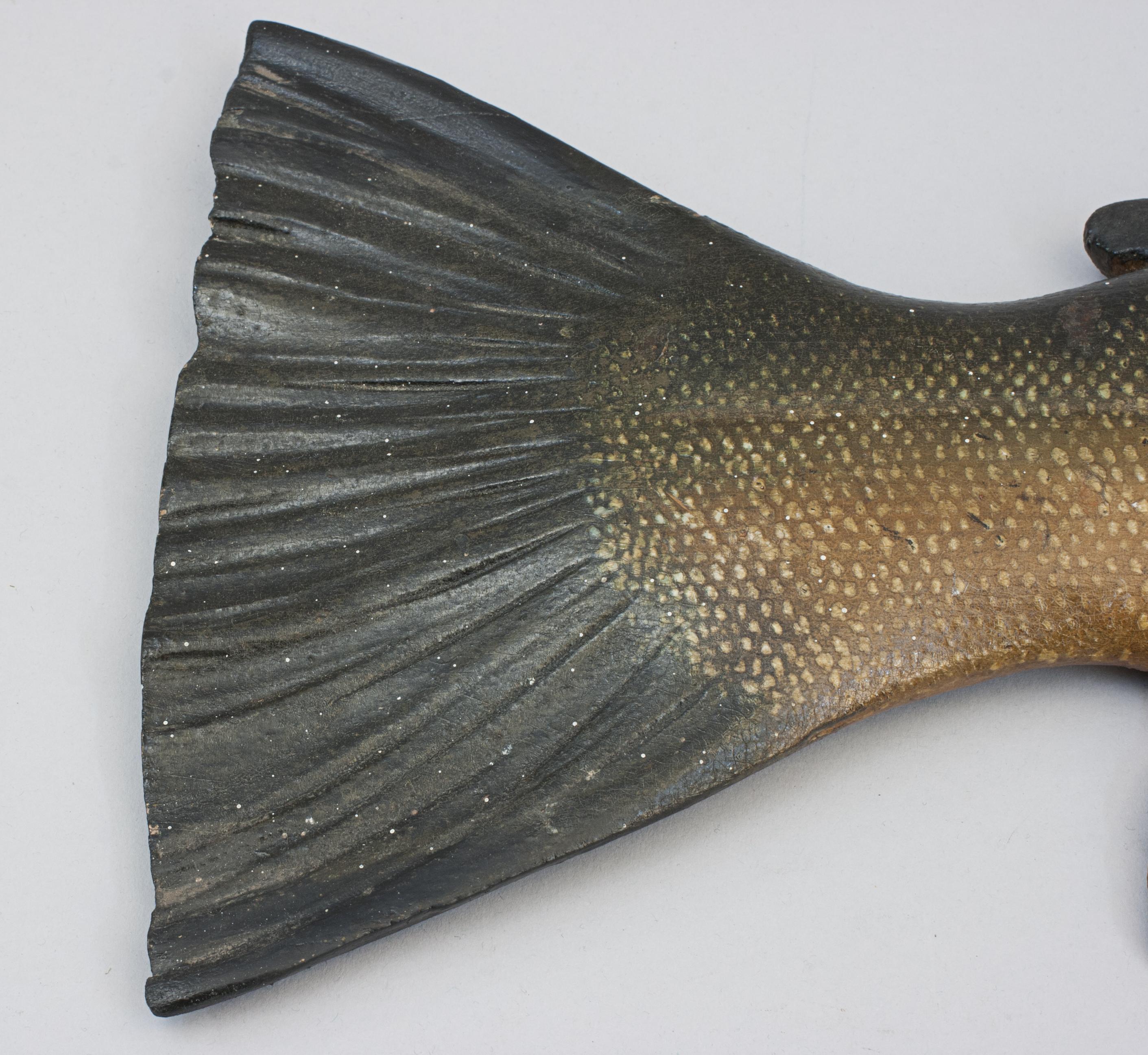 Modèle saumon et poisson en bois sculpté en vente 3