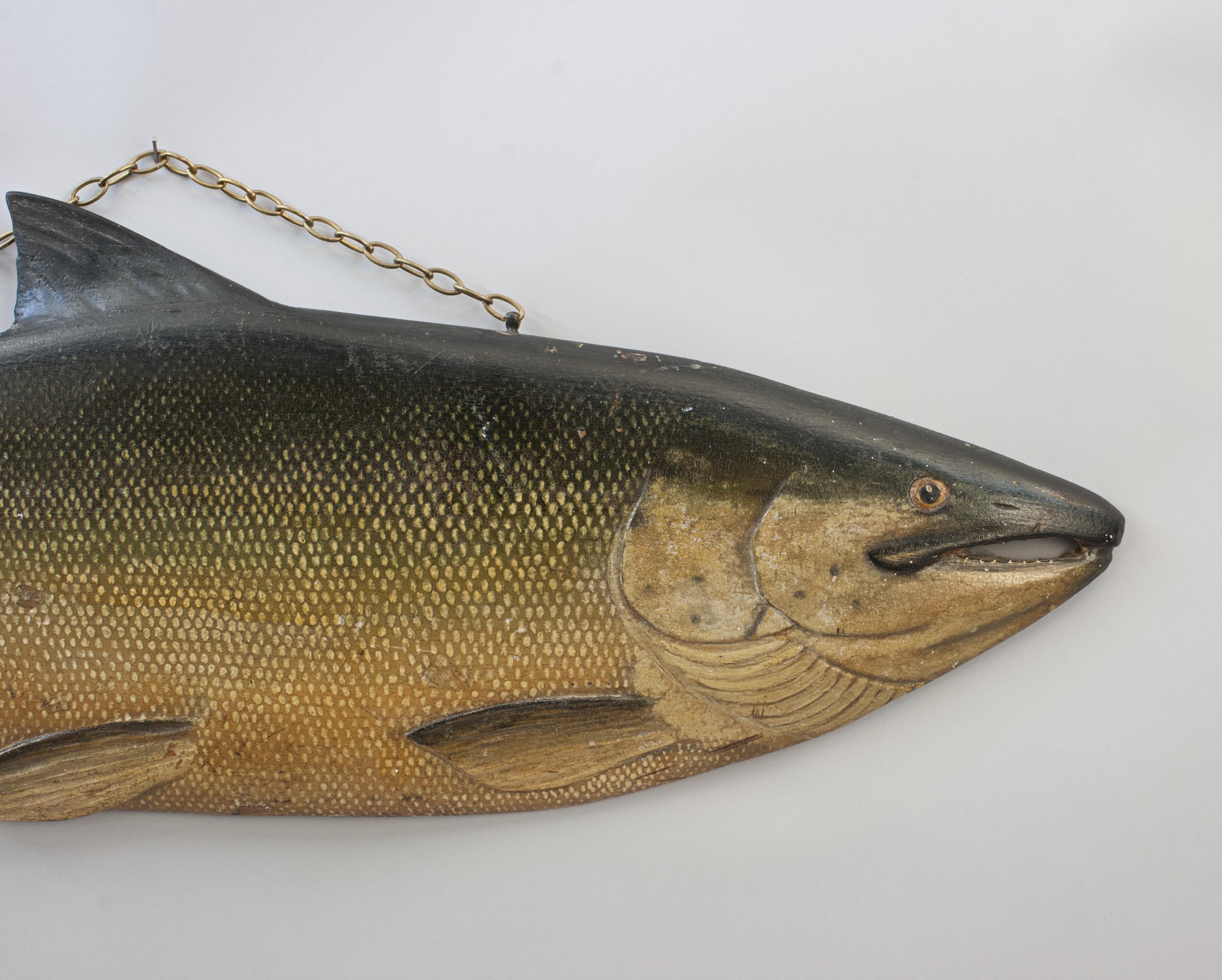 Sporting Art Modèle saumon et poisson en bois sculpté en vente
