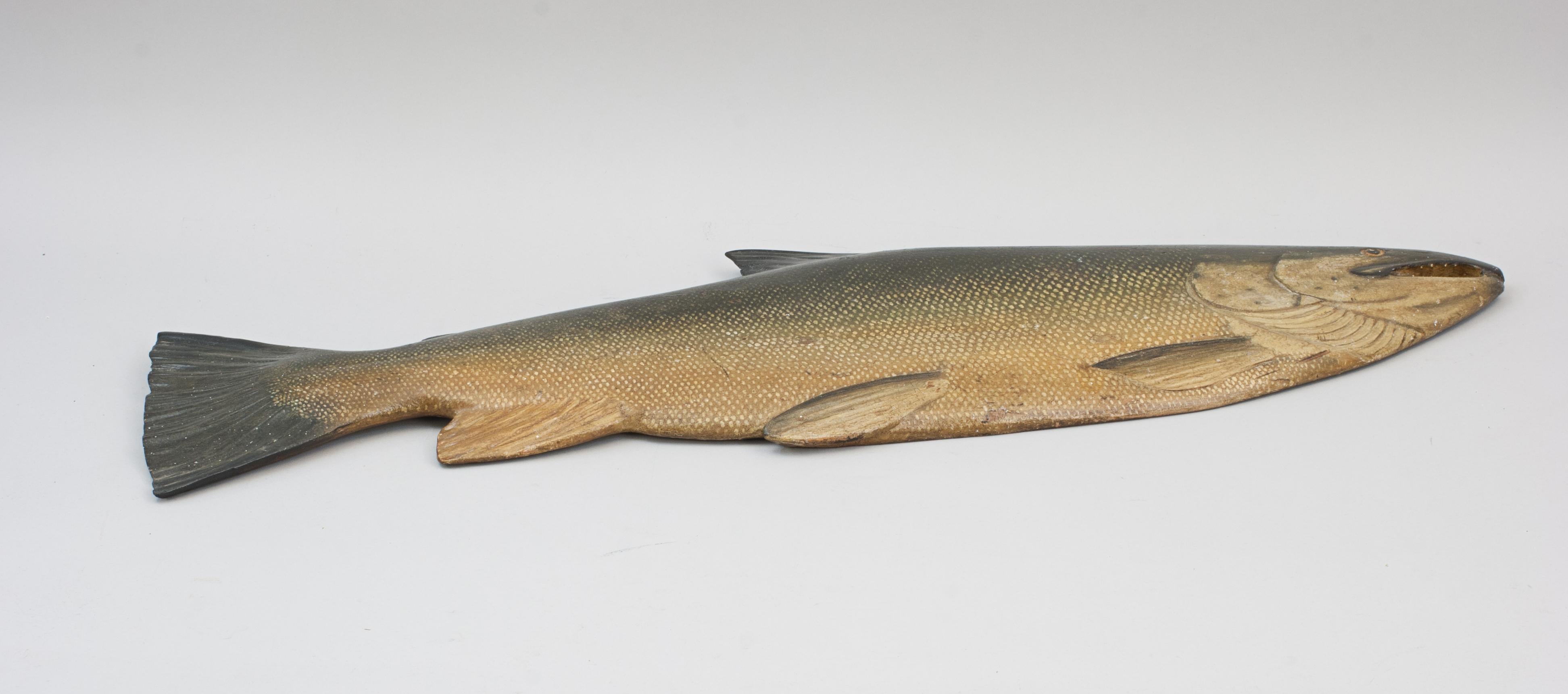 Modèle saumon et poisson en bois sculpté Bon état - En vente à Oxfordshire, GB