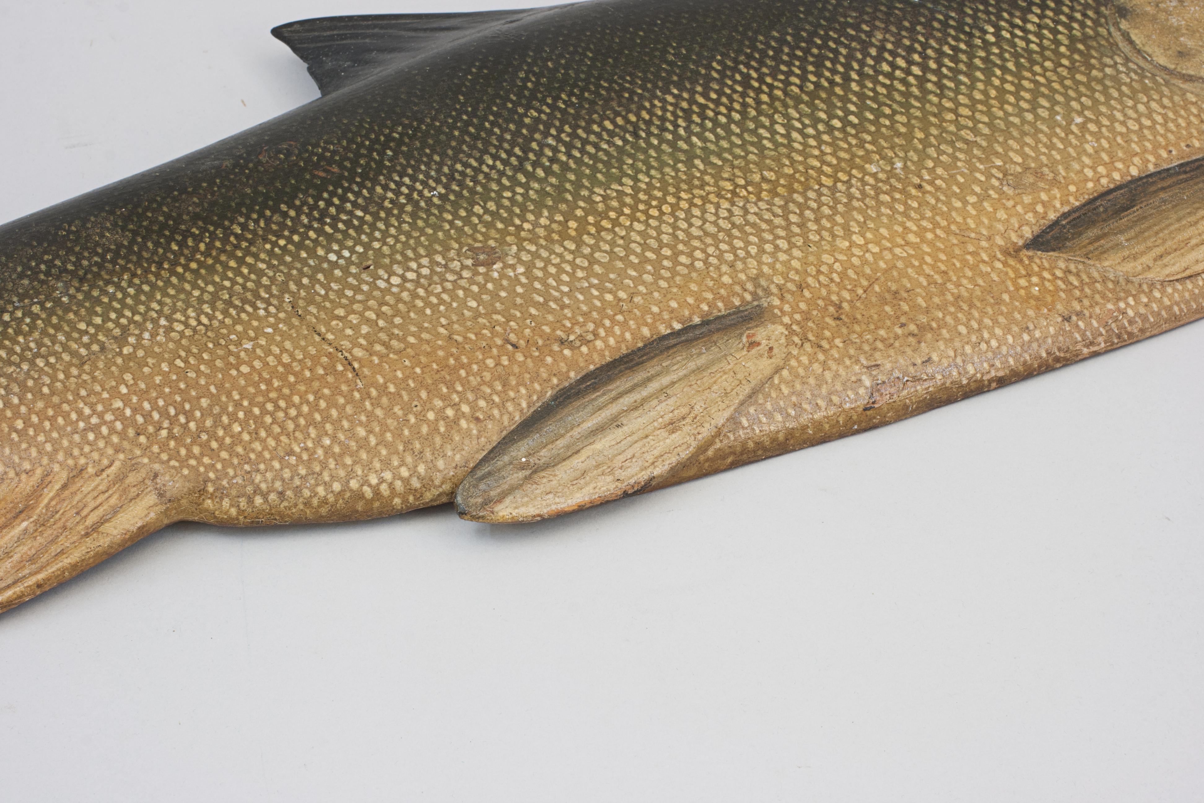 Fin du XIXe siècle Modèle saumon et poisson en bois sculpté en vente