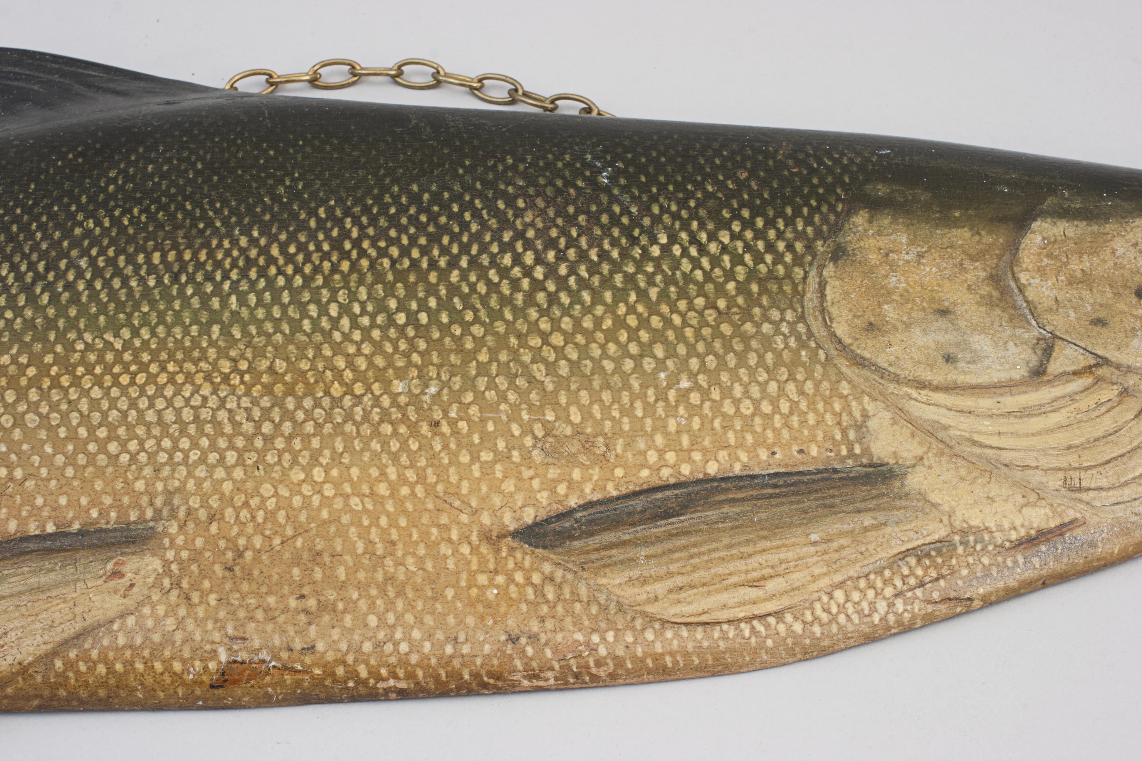 Bois Modèle saumon et poisson en bois sculpté en vente