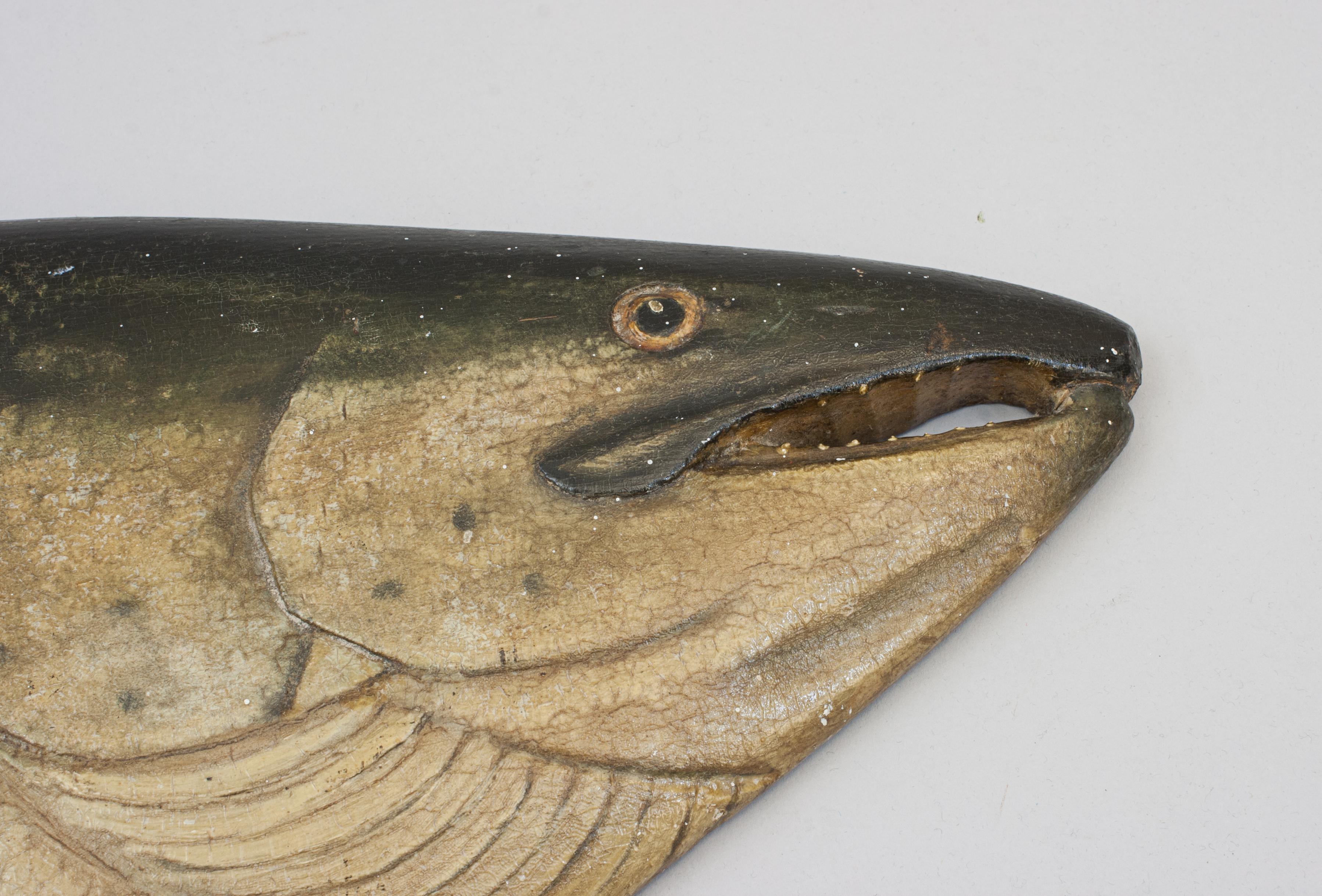 Modèle saumon et poisson en bois sculpté en vente 1