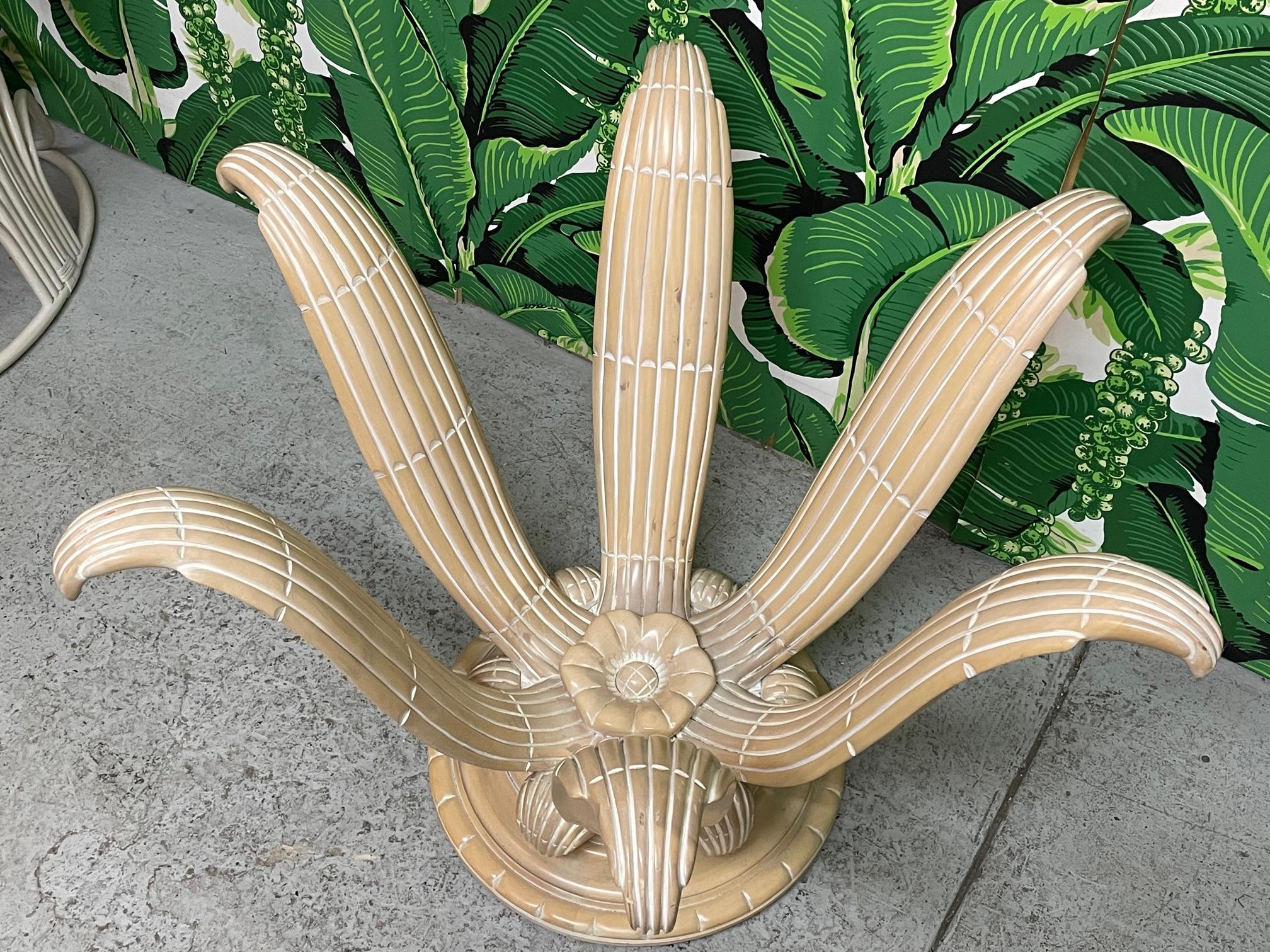Geschnitzter Holzsockel mit skulpturalem Blumenmotiv für den Esstisch (Organische Moderne) im Angebot