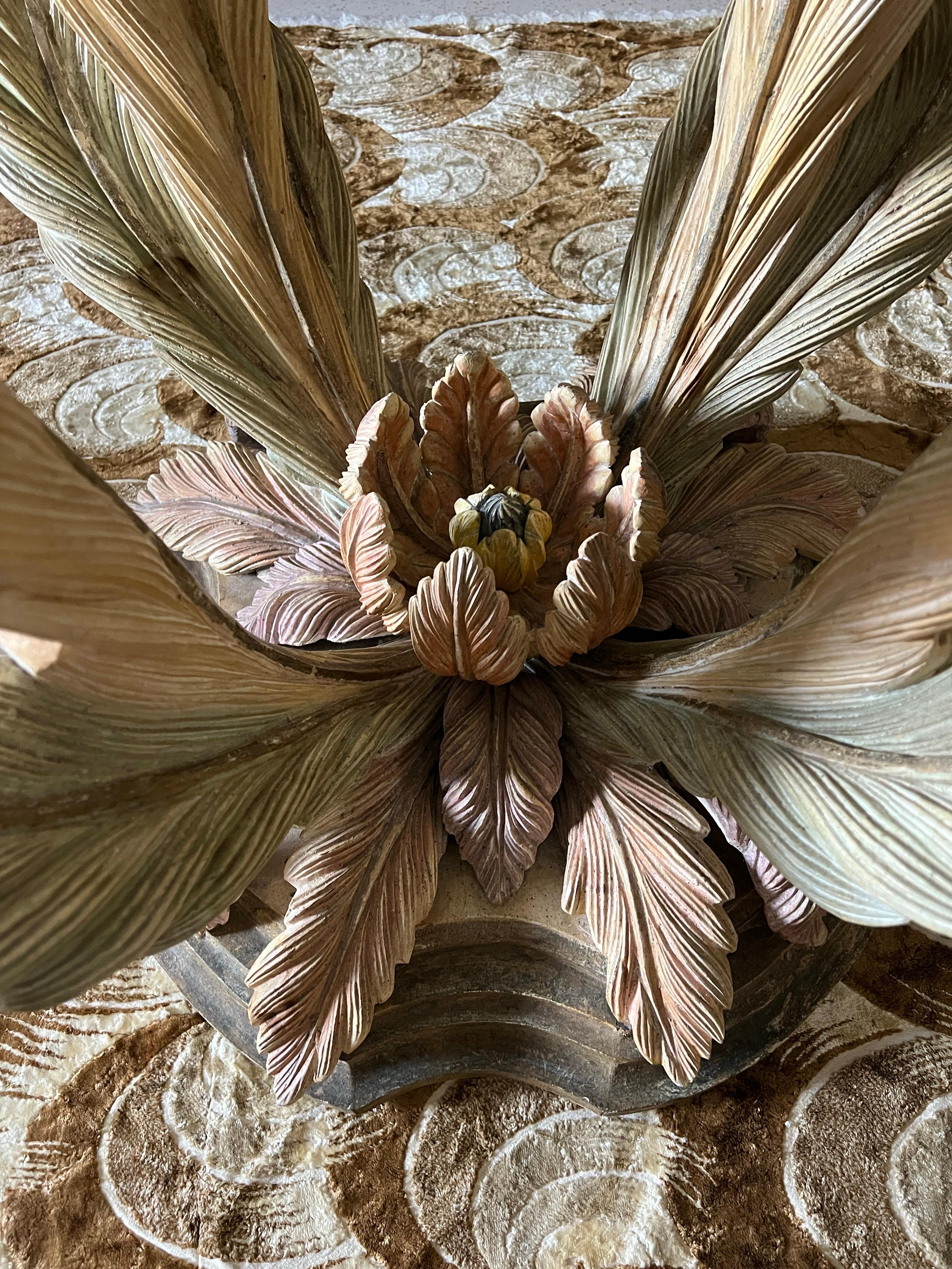 Cette table sculptée exquise présente un motif floral sculptural qui témoigne d'un extraordinaire niveau d'artisanat. Le piètement de la table est tout simplement magique, avec ses détails complexes et sa teinte peinte raffinée qui ajoute une