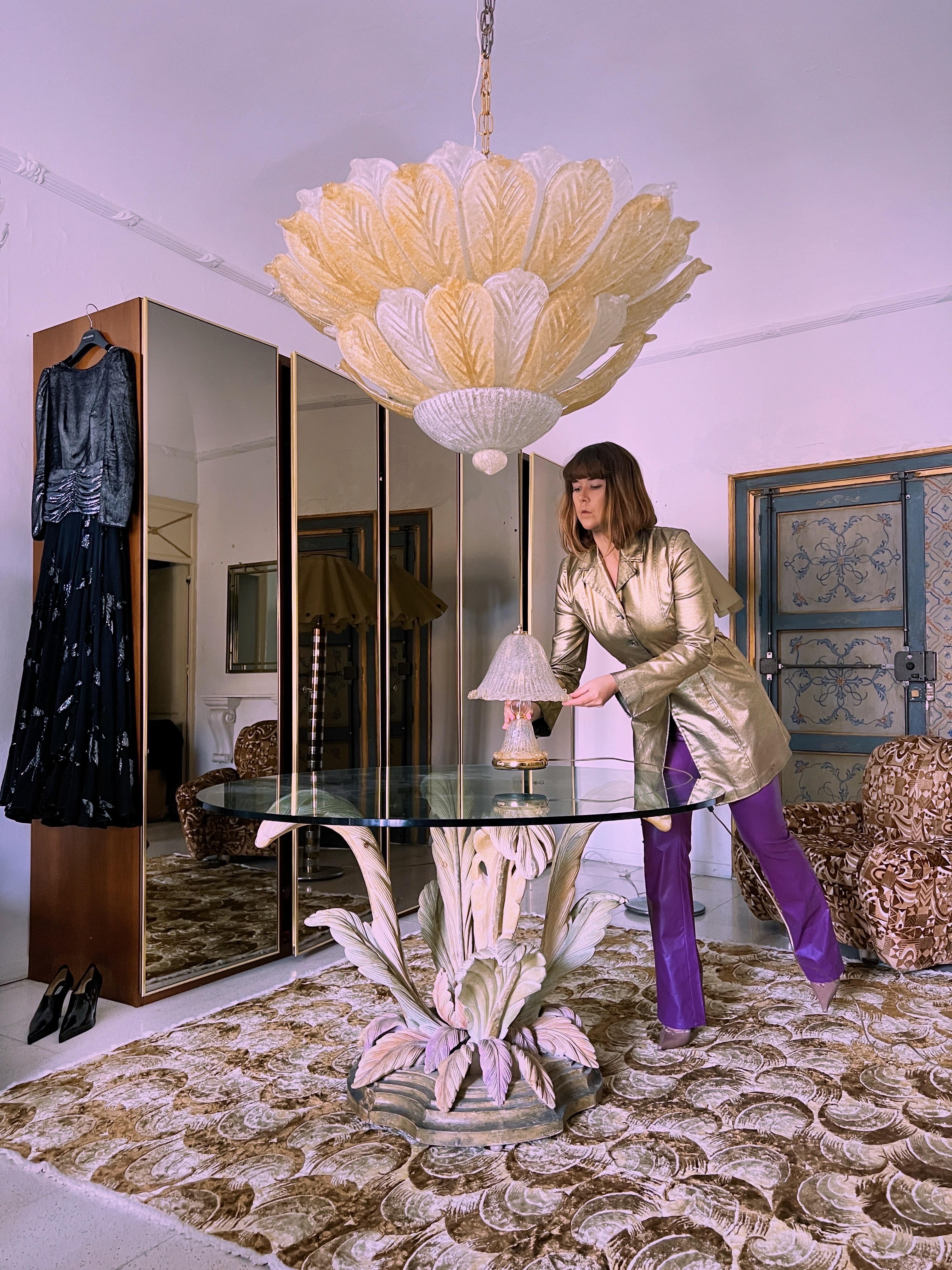 italien Table de salle à manger sculpturale à motif de fleurs, Italie, 1970 en vente