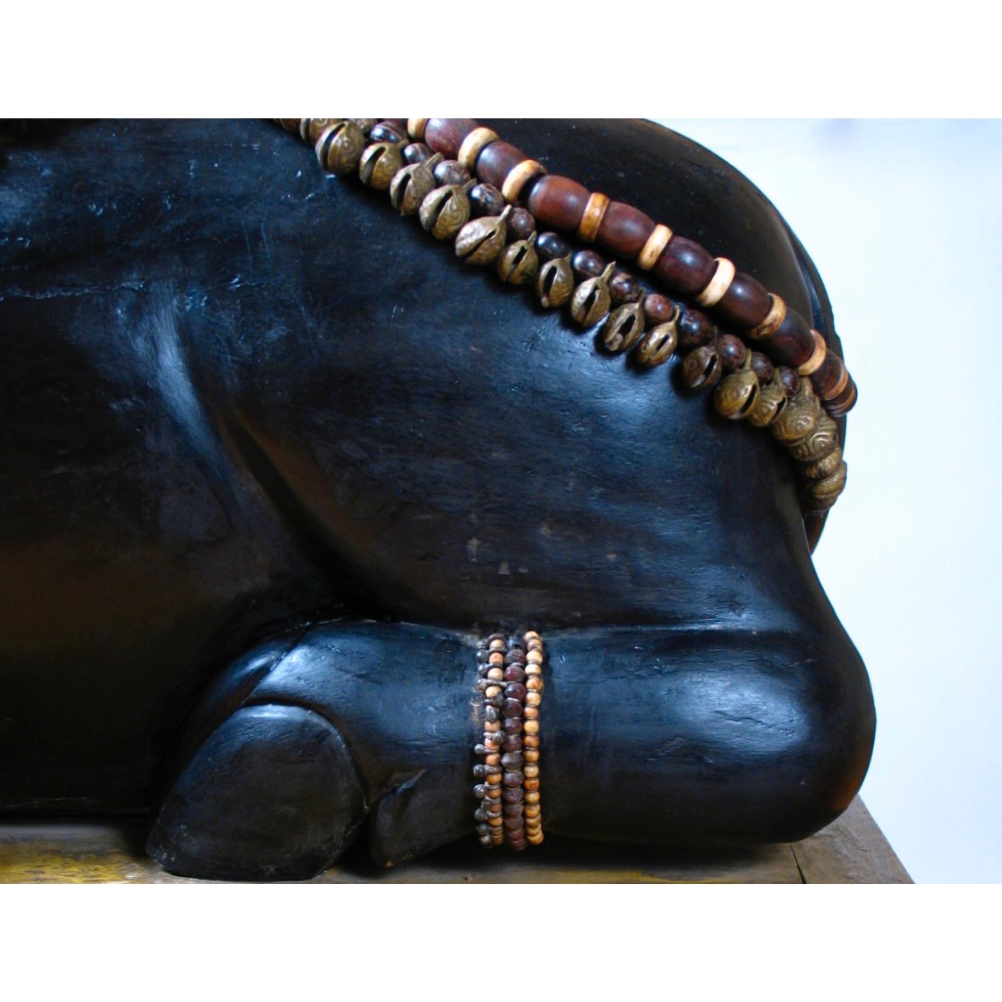 Geschnitzte Holzskulptur der hinduistischen Gottheit Nandi aus Holz mit Sockel, um 1920 im Angebot 5