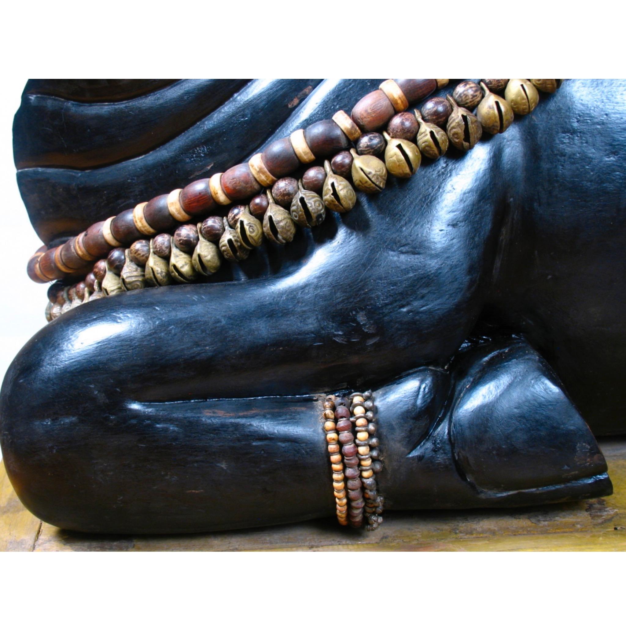 Geschnitzte Holzskulptur der hinduistischen Gottheit Nandi aus Holz mit Sockel, um 1920 im Angebot 6