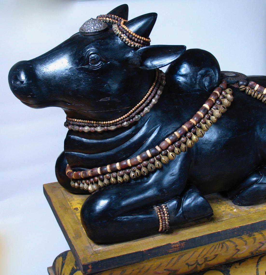 Geschnitzte Holzskulptur der hinduistischen Gottheit Nandi aus Holz mit Sockel, um 1920 (Indisch) im Angebot