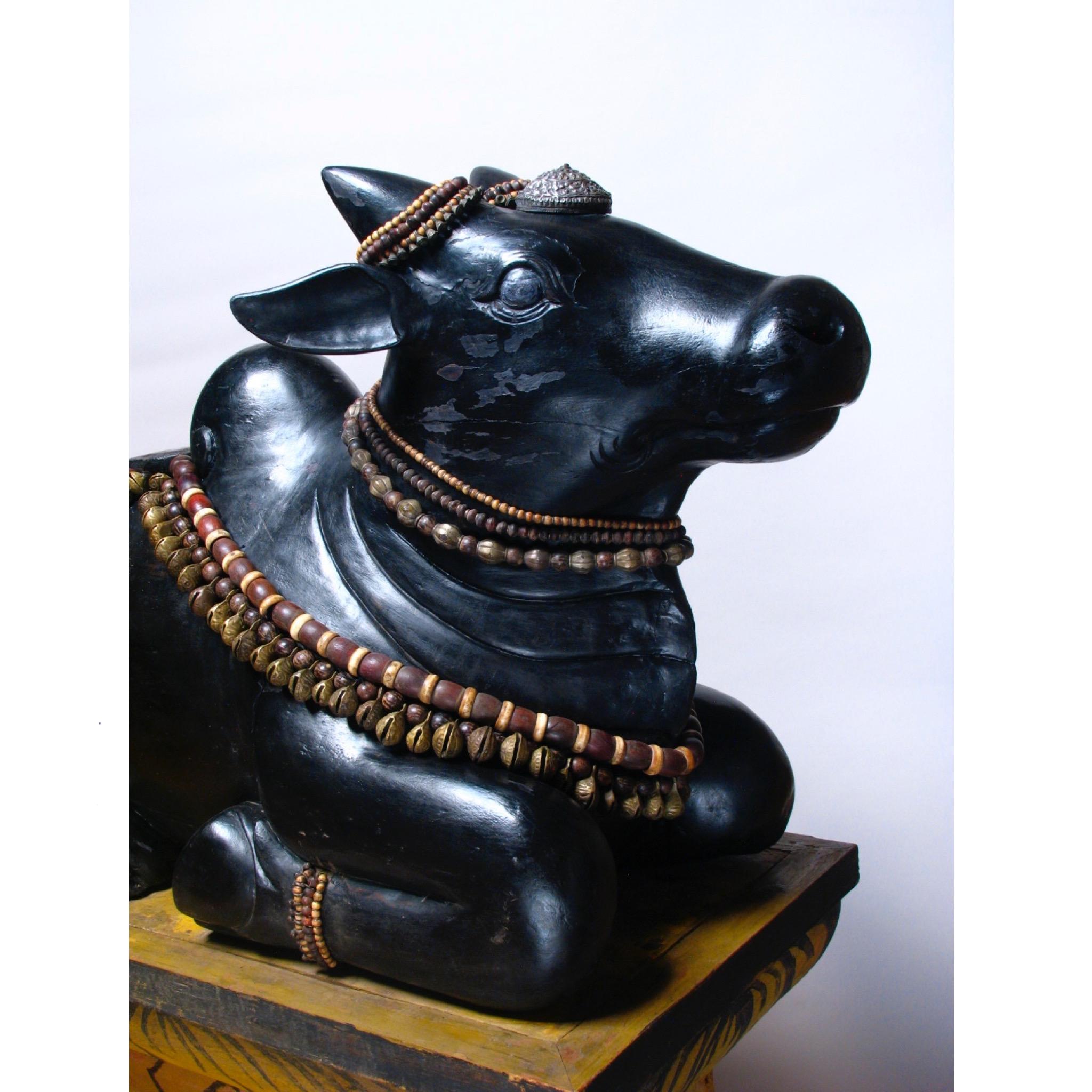 Geschnitzte Holzskulptur der hinduistischen Gottheit Nandi aus Holz mit Sockel, um 1920 (20. Jahrhundert) im Angebot