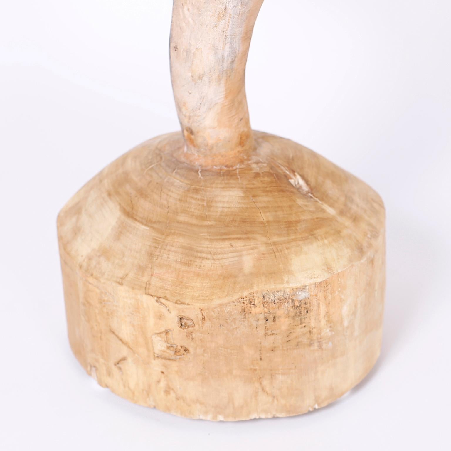 Sculpture en bois sculpté représentant deux oiseaux dans un arbre Bon état - En vente à Palm Beach, FL