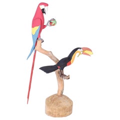 Scultura in legno intagliato di due uccelli su un albero