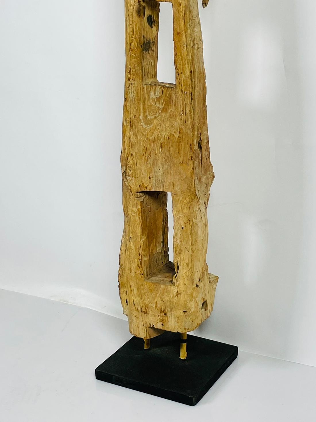 Sculpture en bois sculpté sur socle en métal en vente 3