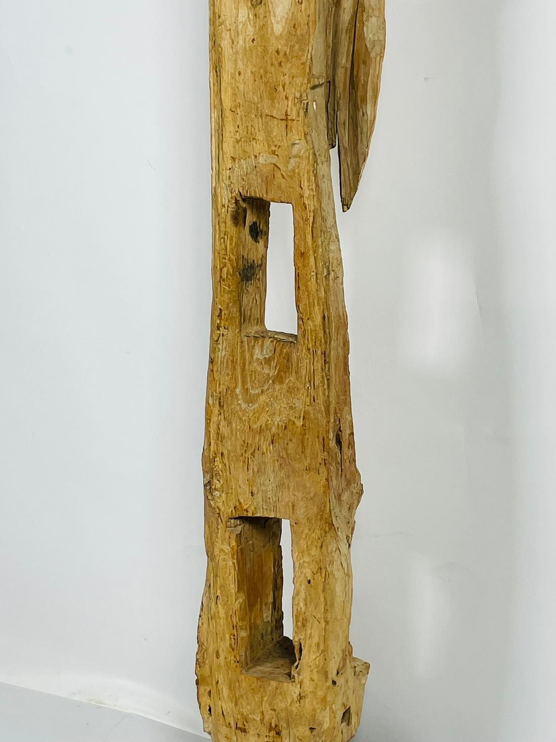 Sculpture en bois sculpté sur socle en métal en vente 4