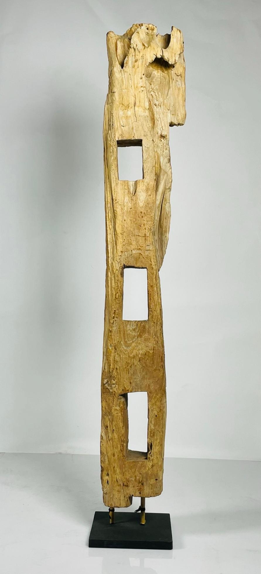 Geschnitzte Holzskulptur auf einem Metallsockel (amerikanisch) im Angebot