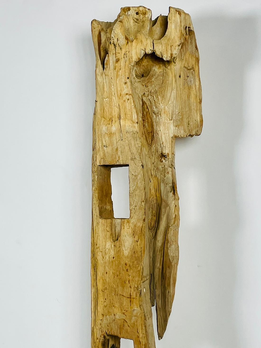 Geschnitzte Holzskulptur auf einem Metallsockel im Zustand „Gut“ im Angebot in Los Angeles, CA
