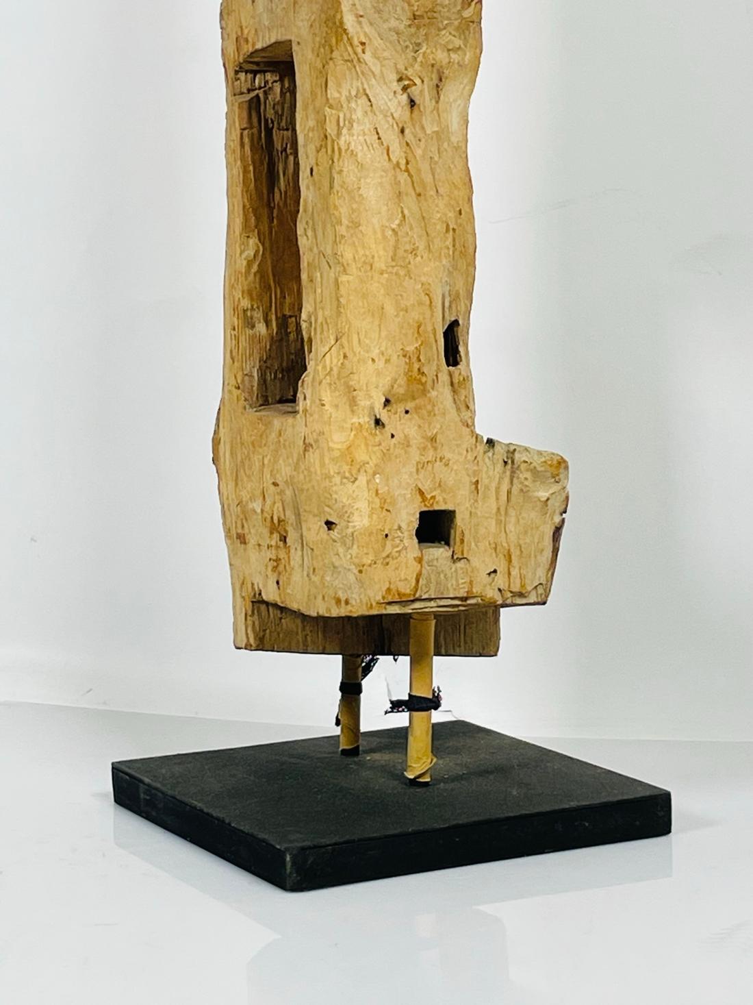 Sculpture en bois sculpté sur socle en métal en vente 1