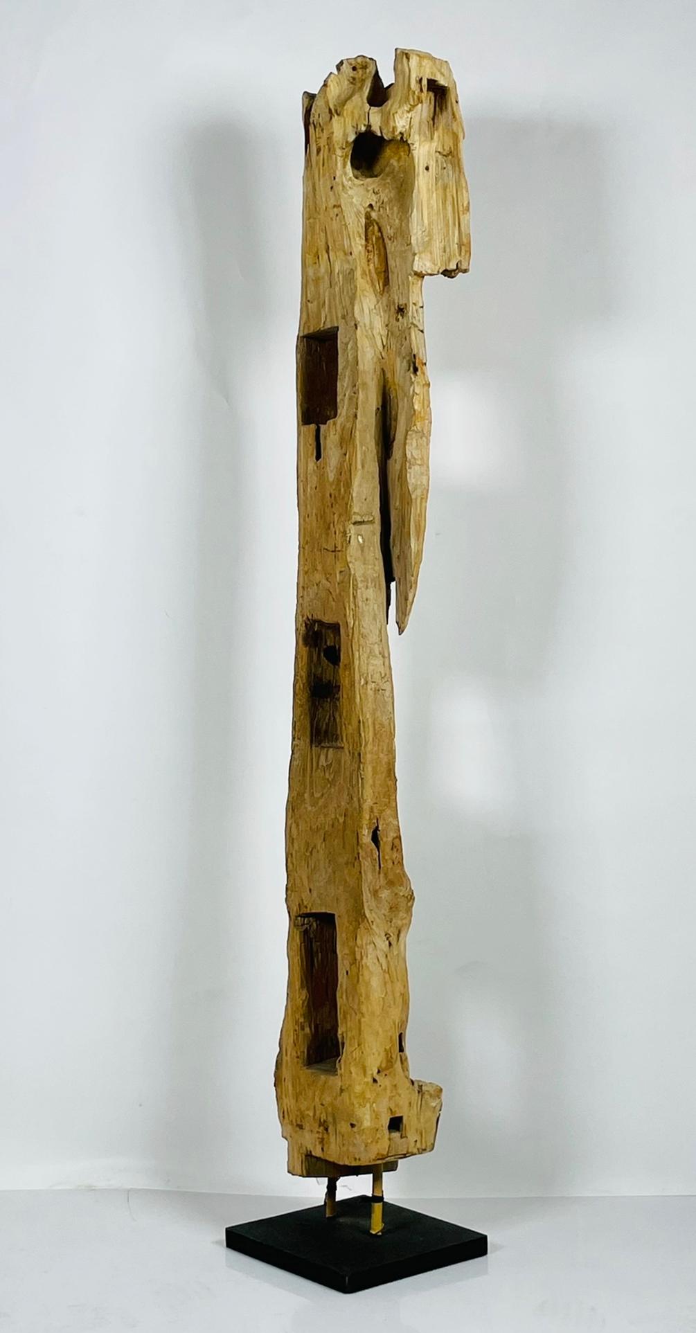 Geschnitzte Holzskulptur auf einem Metallsockel im Angebot 2