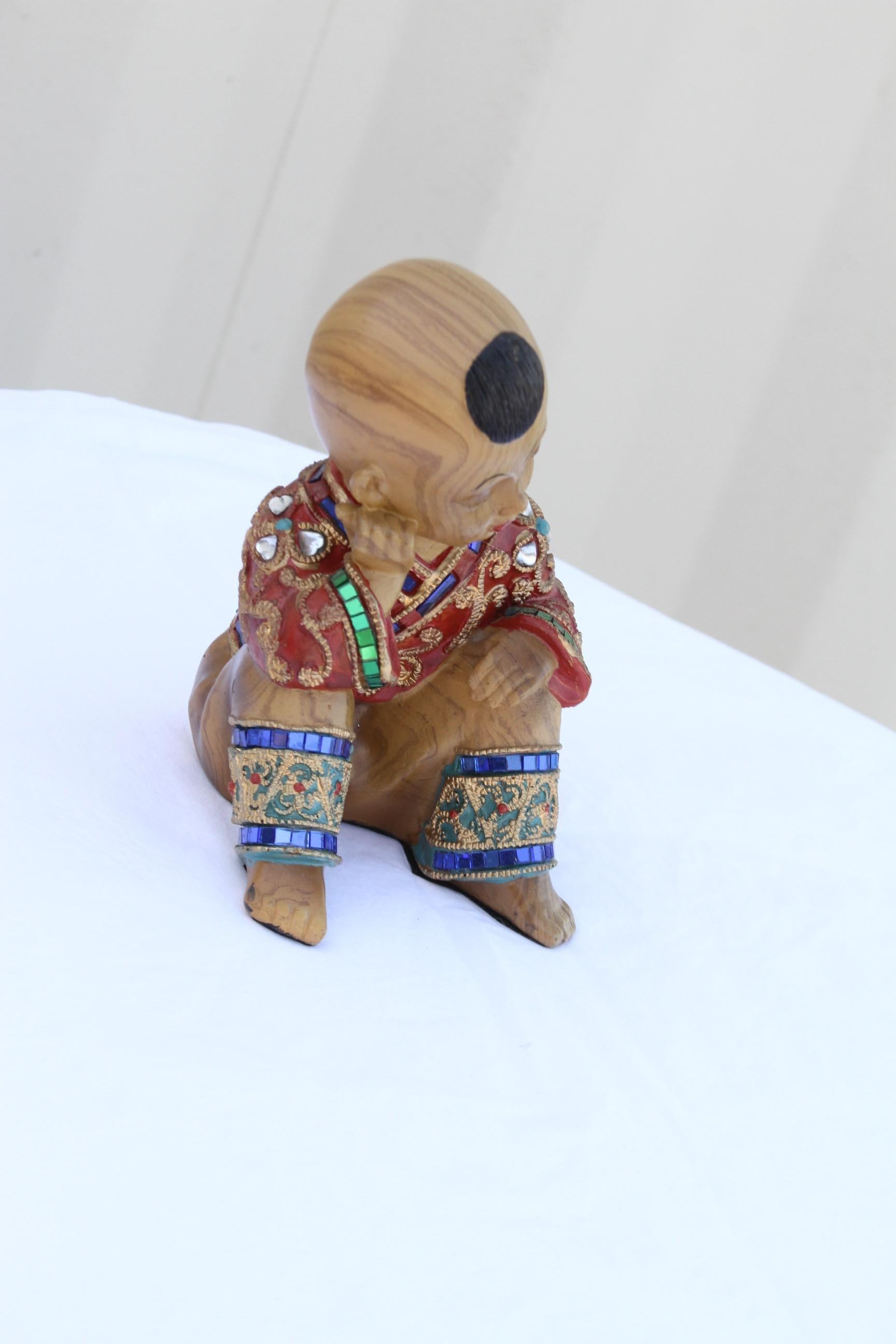 Cette sculpture est réalisée à partir d'une seule pièce de bois. Le bois est très richement veiné. Il est peint à la main à la manière d'un bijou. Il s'agit sans aucun doute d'une pièce de collection.