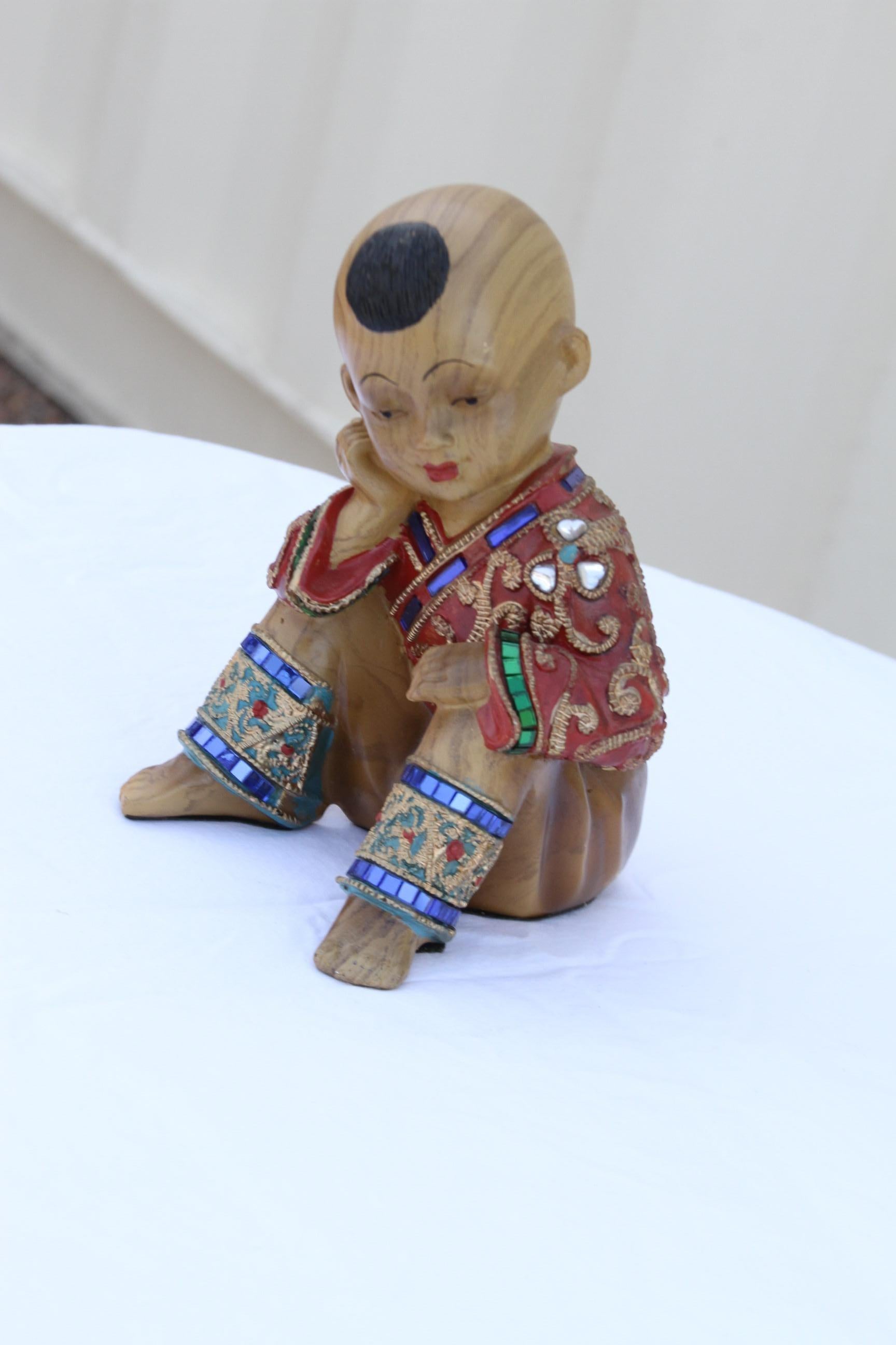 Asiatique Figure assise en bois sculpté en vêtements ornés de bijoux en vente