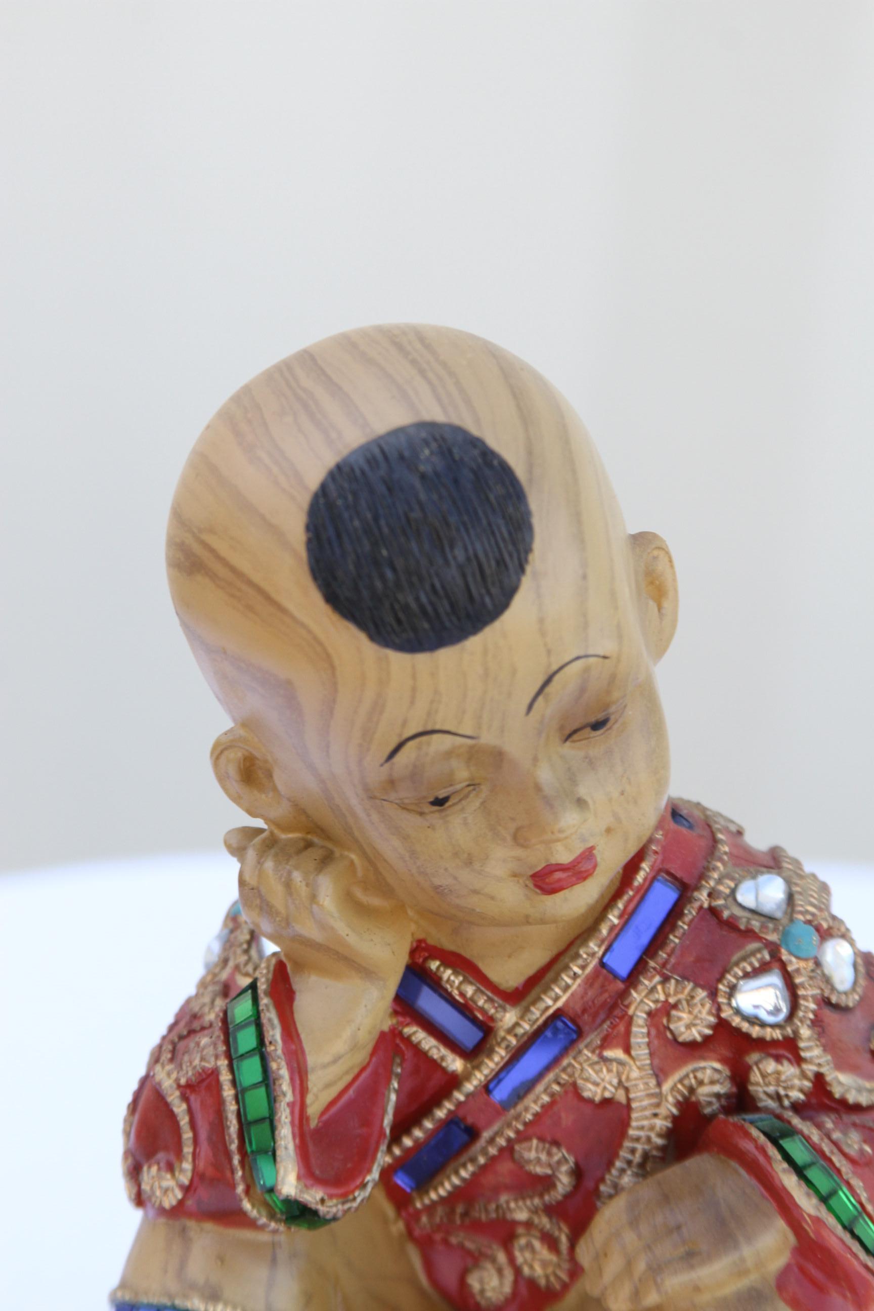 Sculpté Figure assise en bois sculpté en vêtements ornés de bijoux en vente
