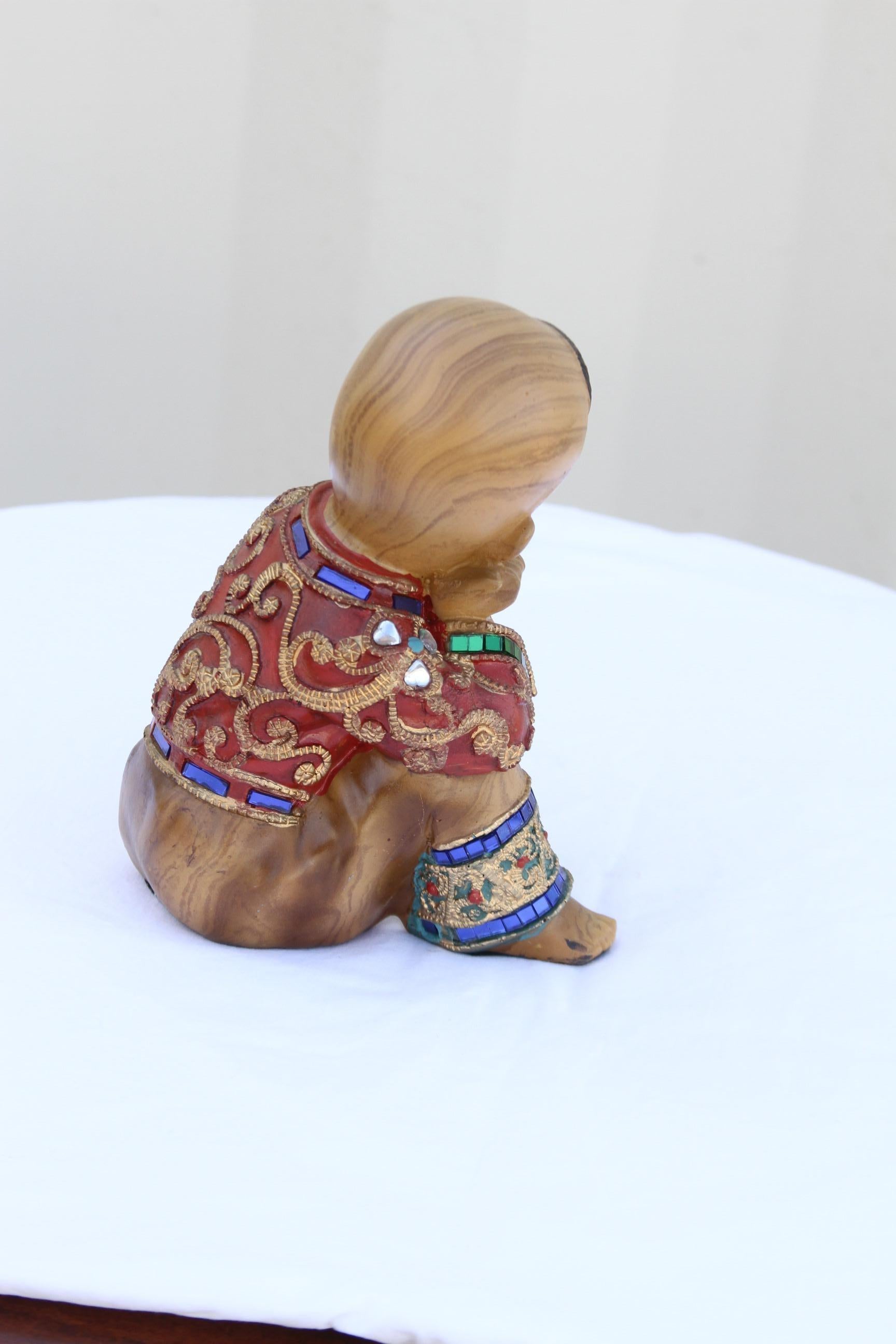 Figure assise en bois sculpté en vêtements ornés de bijoux Bon état - En vente à Pasadena, TX
