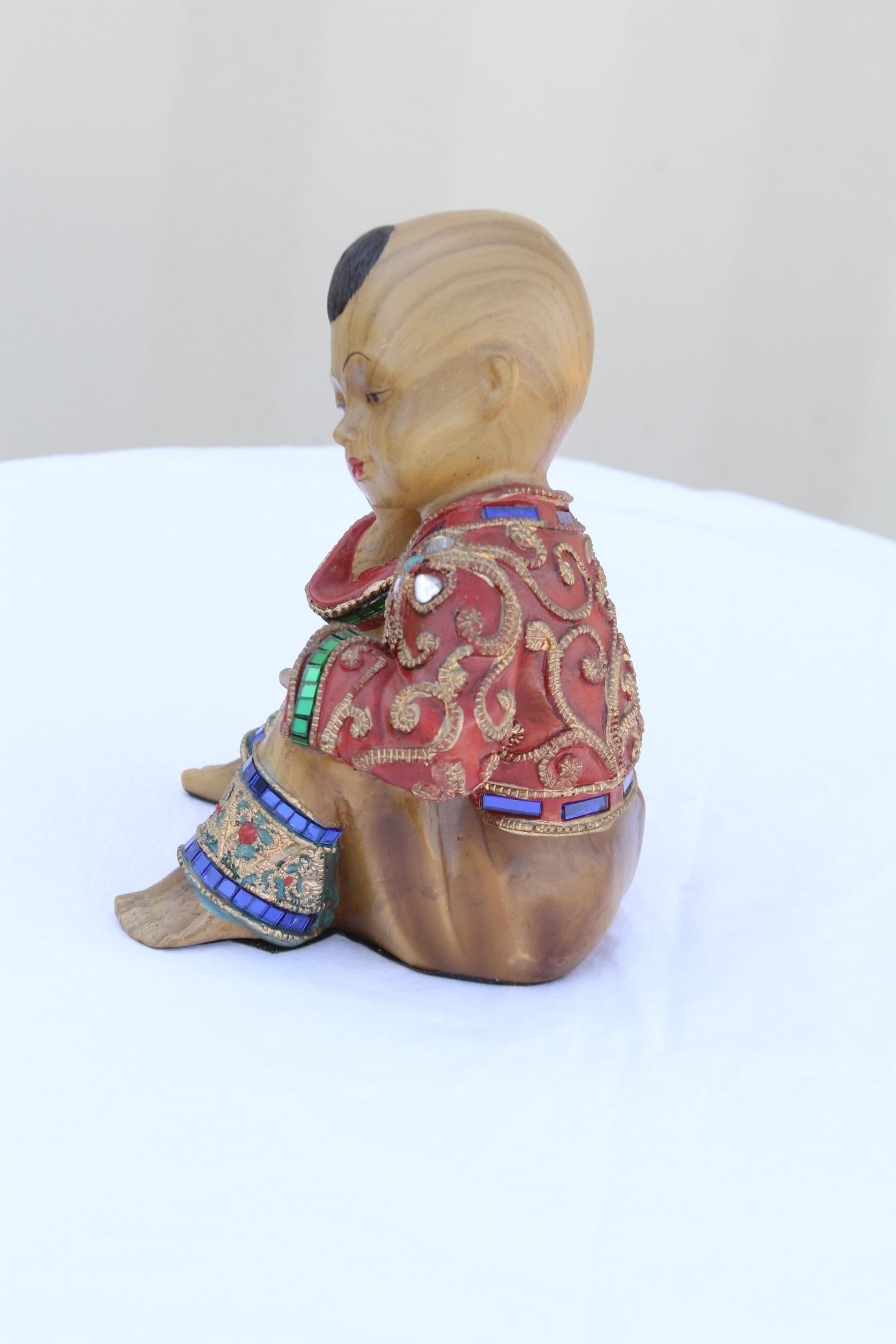 20ième siècle Figure assise en bois sculpté en vêtements ornés de bijoux en vente