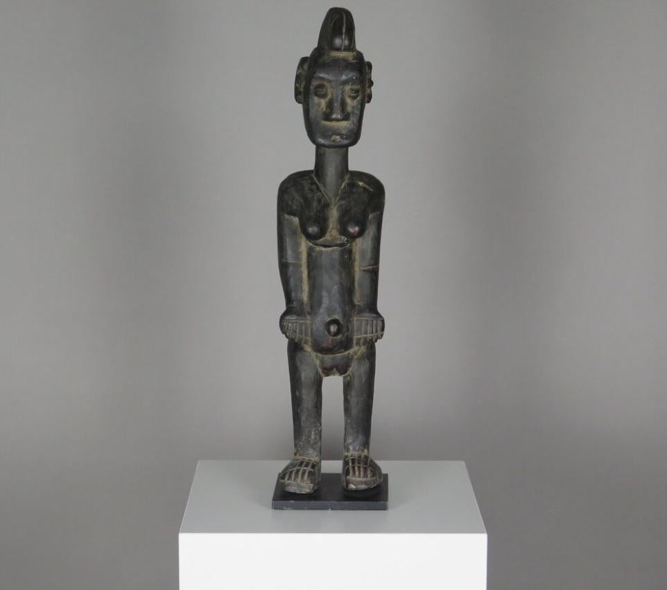 Sculpté à la main Statue en Wood Wood 'Senufo' sur Stand en vente