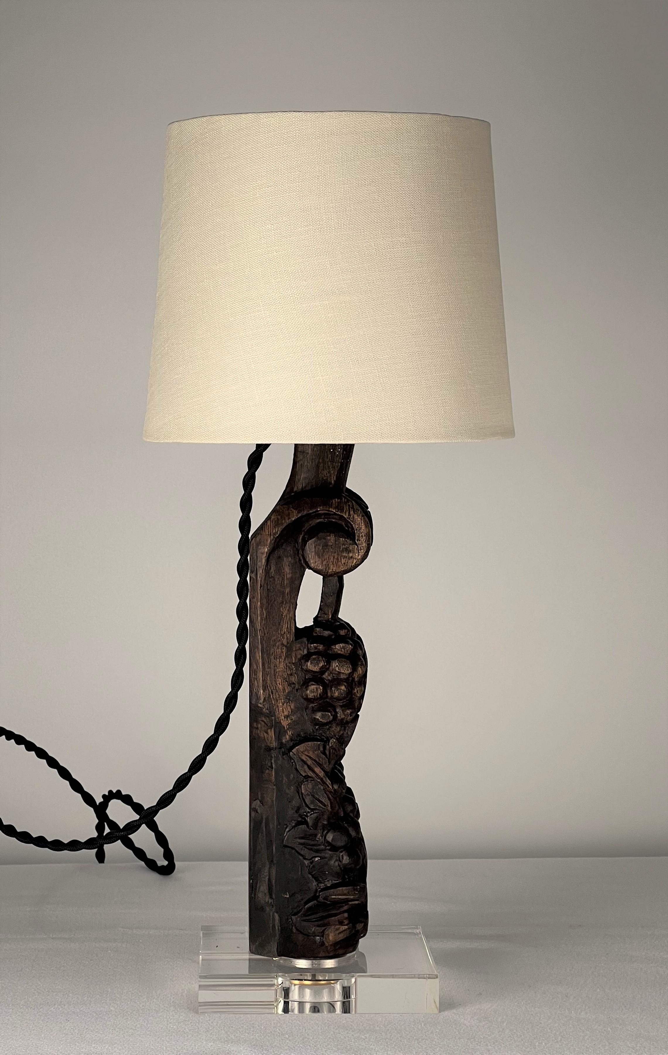 Classique américain Lampe de table à pied de canapé en Wood Wood sculpté en vente