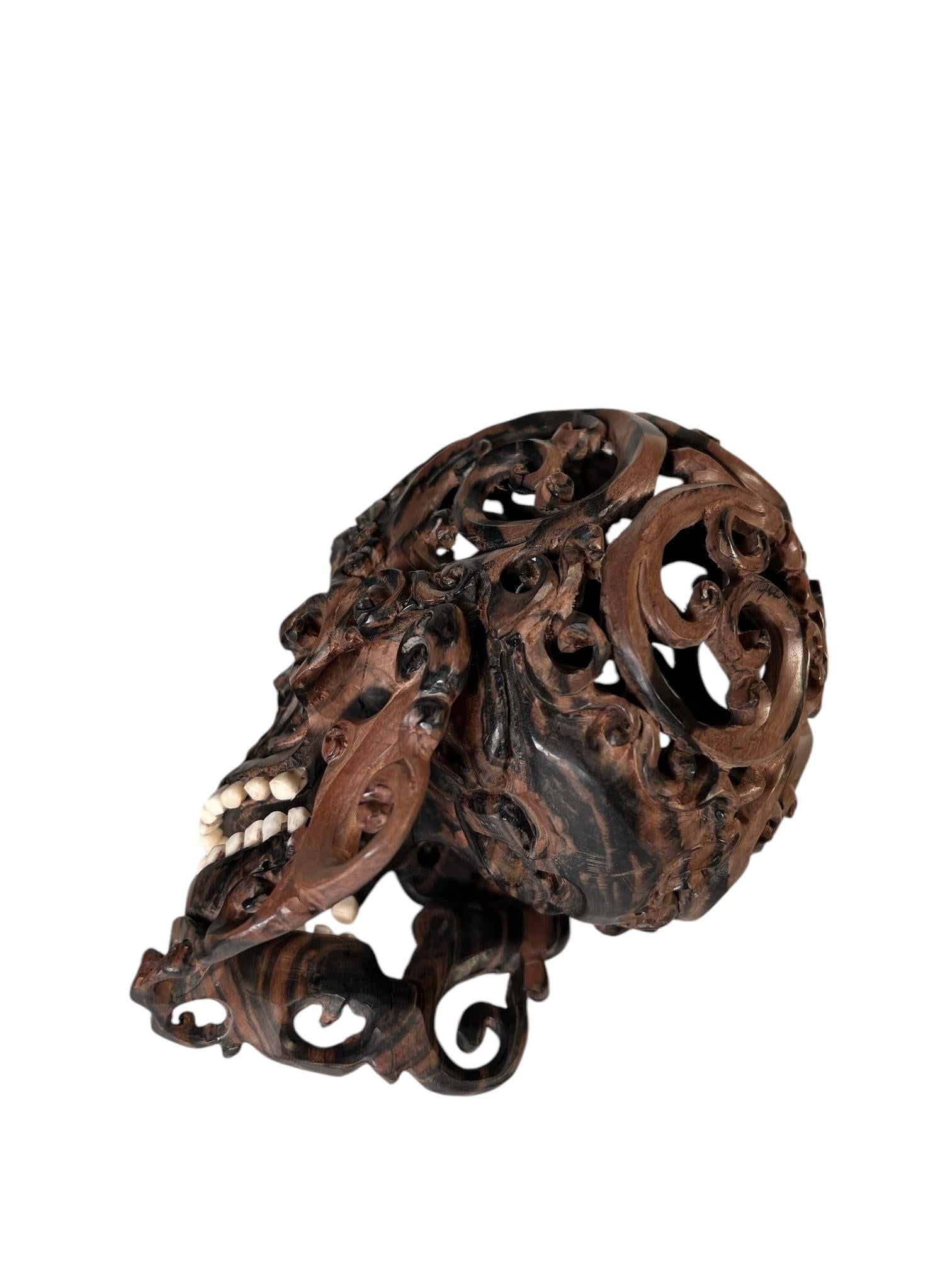 Fine XX secolo Scultura di teschio in Wood scolpito in vendita