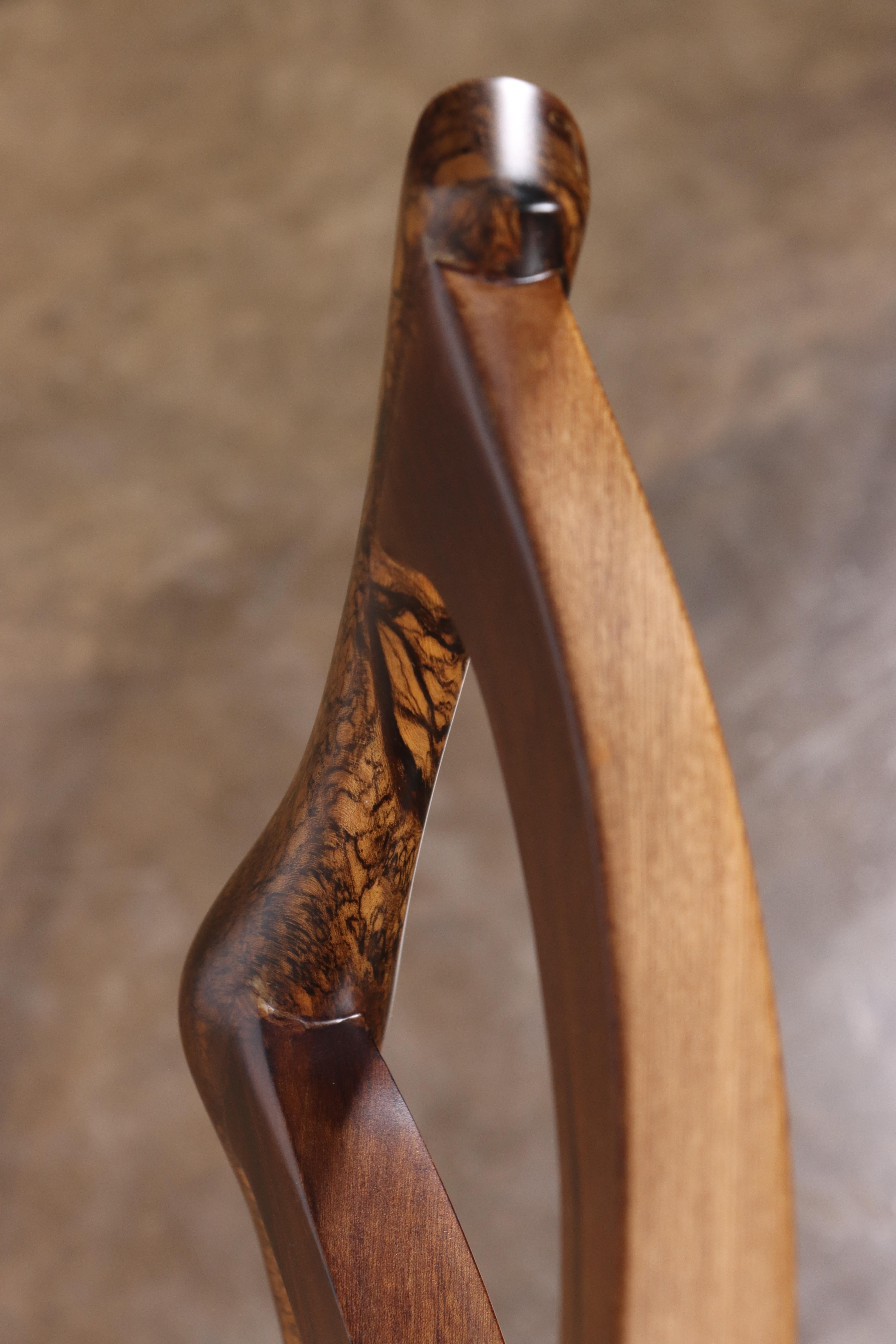 Geschnitzter Esszimmerstuhl mit Holzlatten und geflochtenem Binsensitz von Costantini, Liviana im Angebot 8