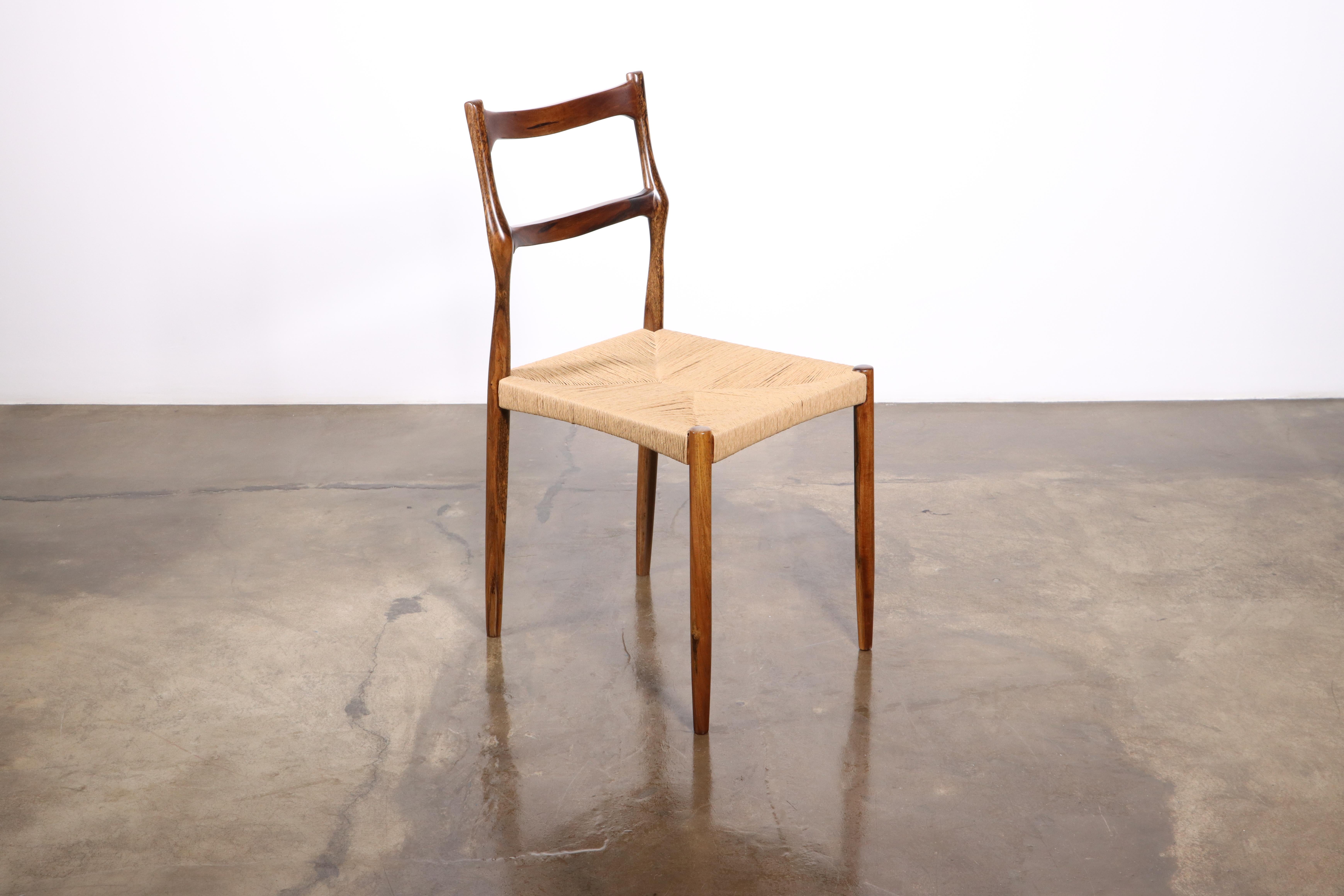 Liviana ist ein geschnitzter Lattenstuhl mit handgeflochtenem Sitz aus Binsen von Costantini Design. 

Dieser Stuhl wird auf Bestellung gefertigt und ist wie abgebildet in argentinischem Palisander oder in einem Material, einer Ausführung und einer