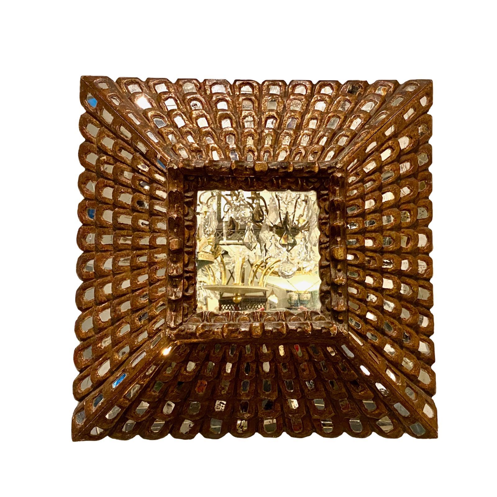 Ein vergoldeter Holzspiegel im spanischen Kolonialstil aus den 1920er Jahren mit Spiegeleinsätzen im Rahmen.

Abmessungen:
Höhe 24