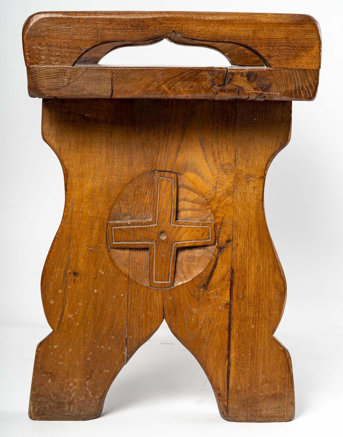 Carved Wood Stool, Oak, 1950-1960.

Carved wood stool from the middle of the 20th century, 1950-1960, mountain work.

Dimensions: H: 49cm, W: 50cm, D: 32cm.
