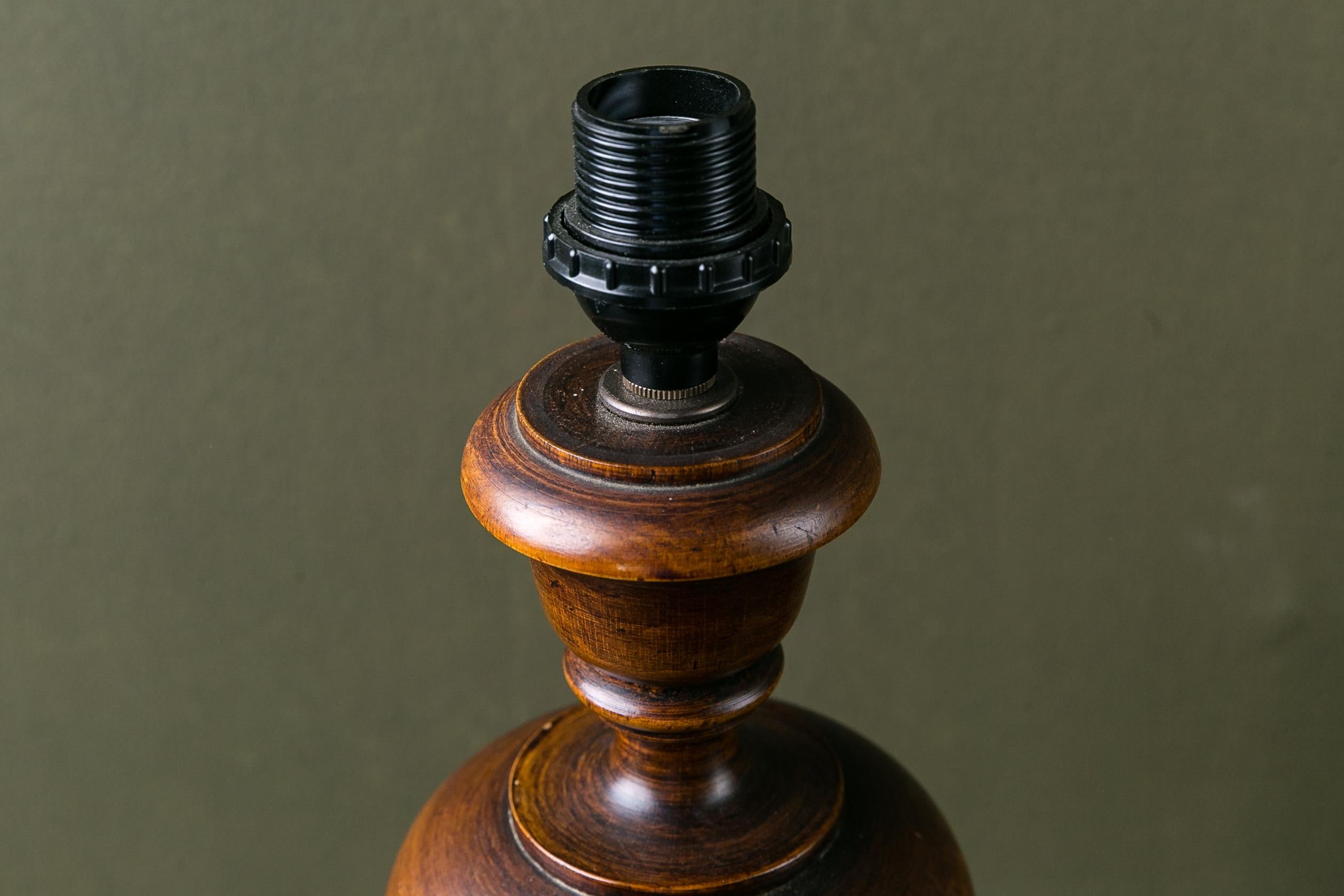 Néocolonial Lampe de table Vintage en Wood Wood sculpté de style Coloni simple et classique en vente