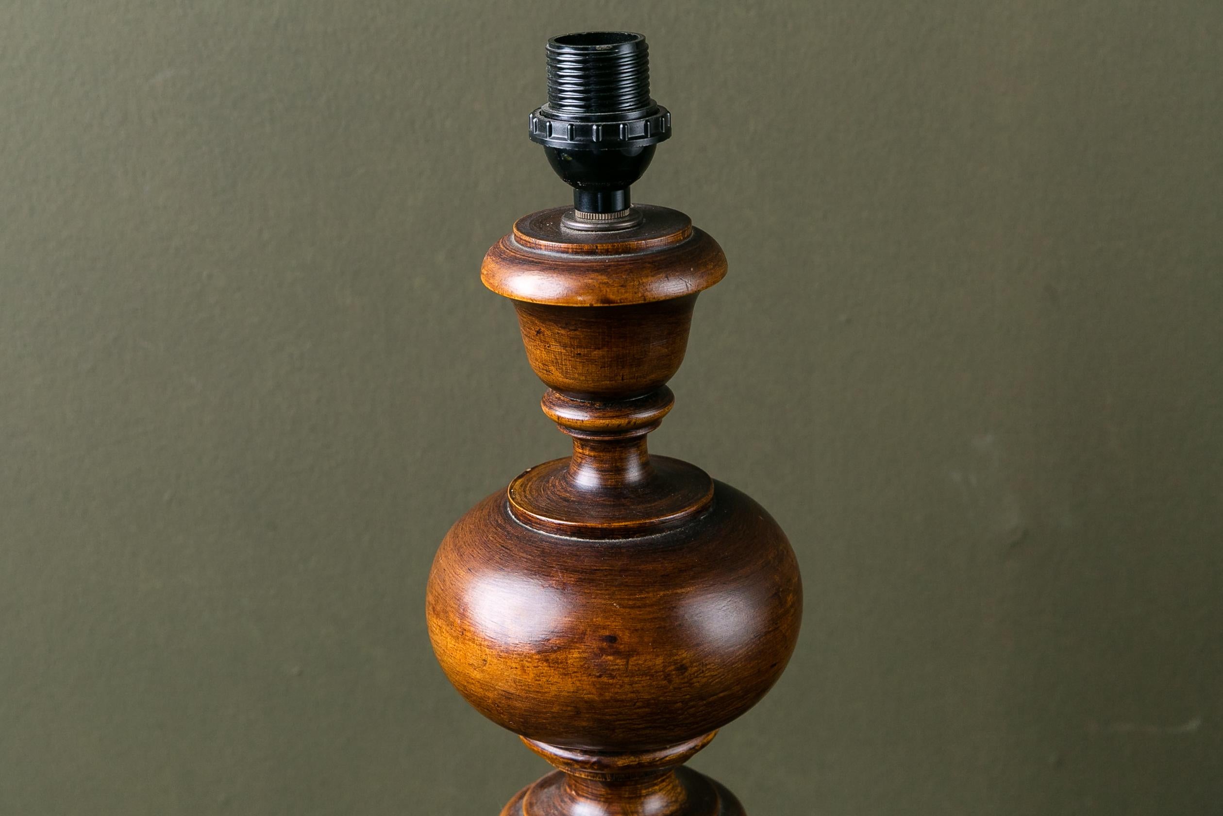Geschnitzte Wood Vintage Tischlampe im einfachen, klassischen Kolonialstil (Colonial Revival) im Angebot