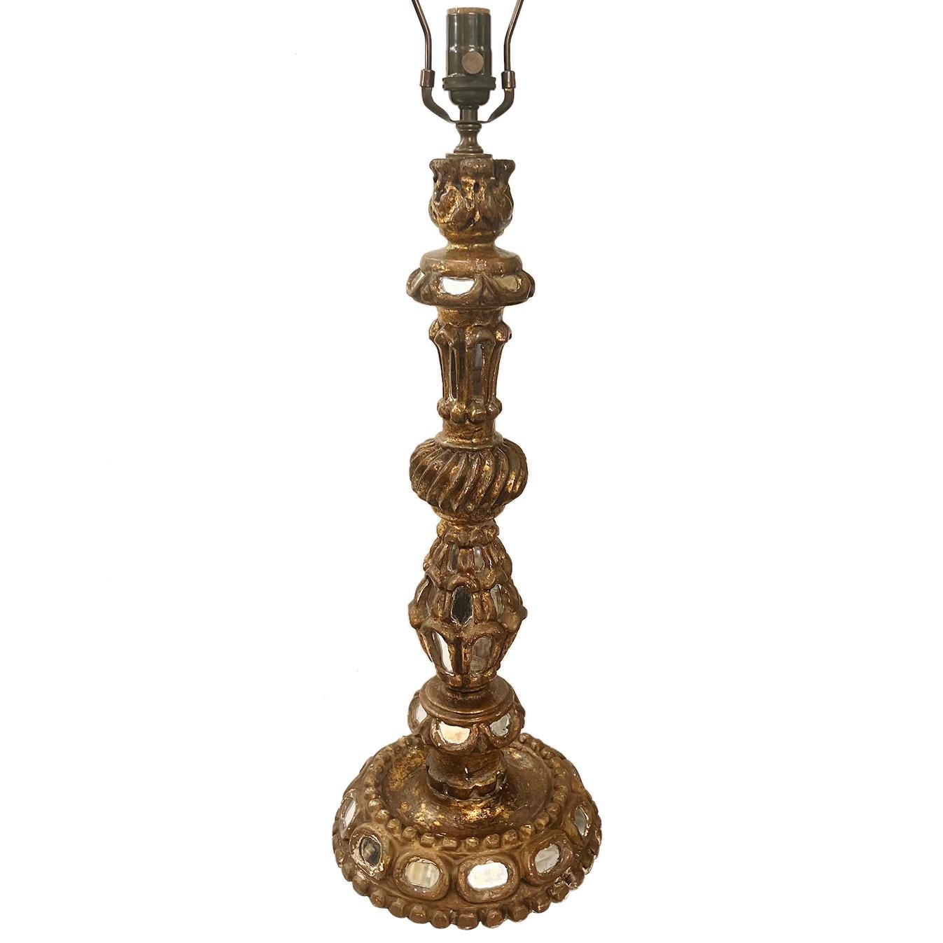 Lampe chandelier espagnole des années 1920 avec inserts en miroir.

Mesures :
Hauteur du corps : 18″
Hauteur jusqu'au repose-ombre : 27″
Diamètre (base) : 9″