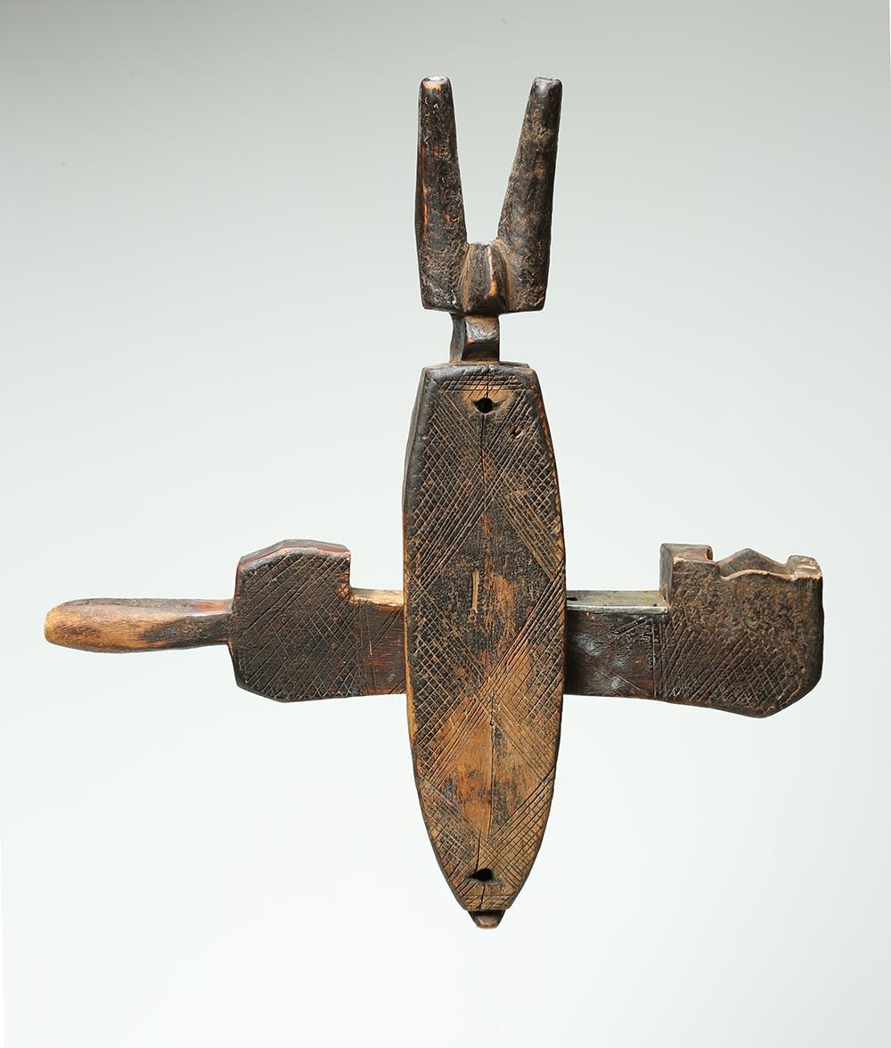 XX secolo Legno intagliato Tribale Bambara, Mali Africa Granaio Porta Serratura Traversa in vendita