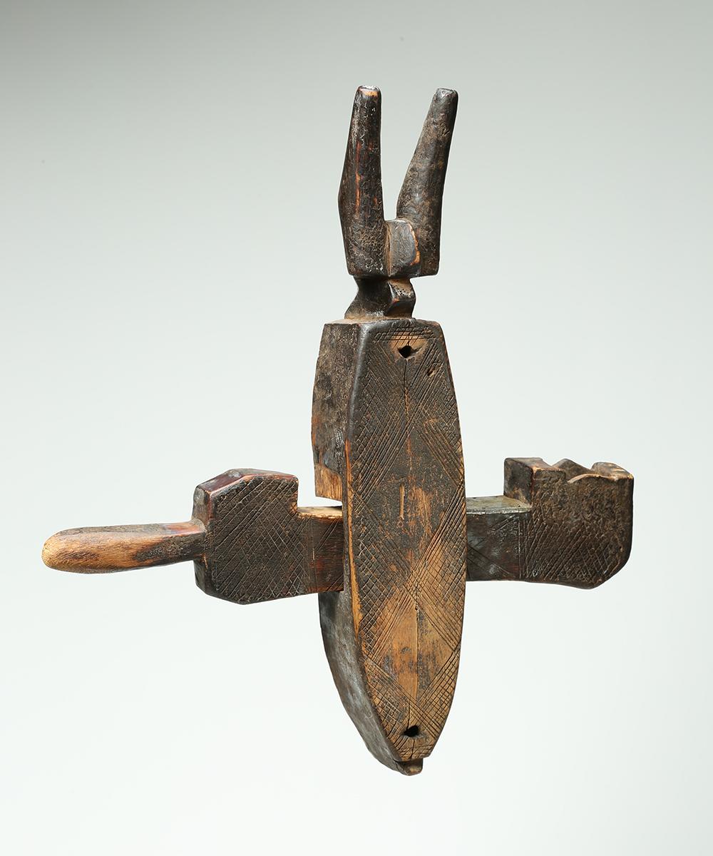 Legno intagliato Tribale Bambara, Mali Africa Granaio Porta Serratura Traversa in vendita 1